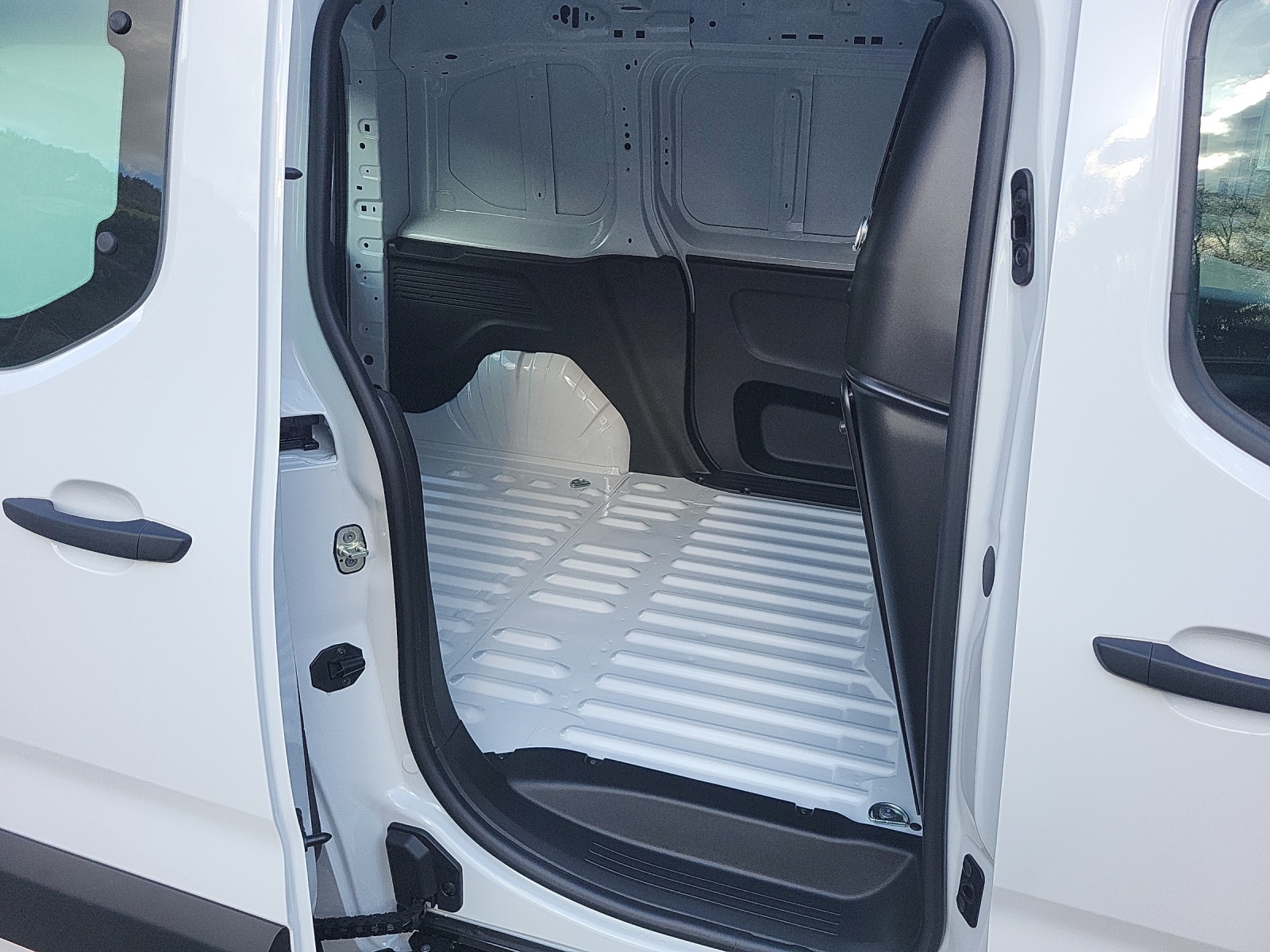 TOYOTA PROACE CITY Van L1 52KWh Activ-image-14