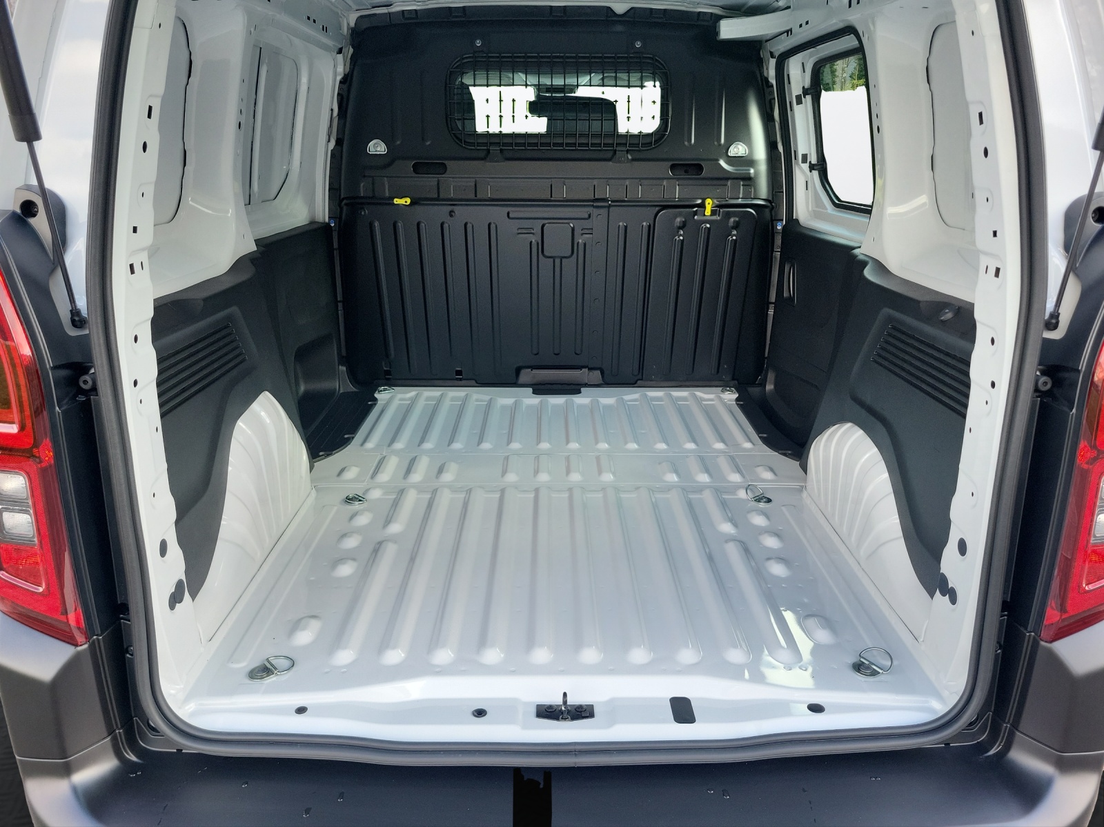 TOYOTA PROACE CITY Van L1 52KWh Activ-image-15