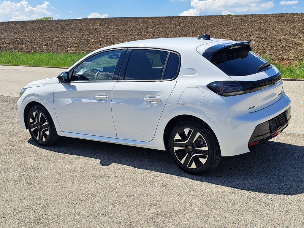 PEUGEOT 208 1.2 Hybrid 110cv Allure-image-2