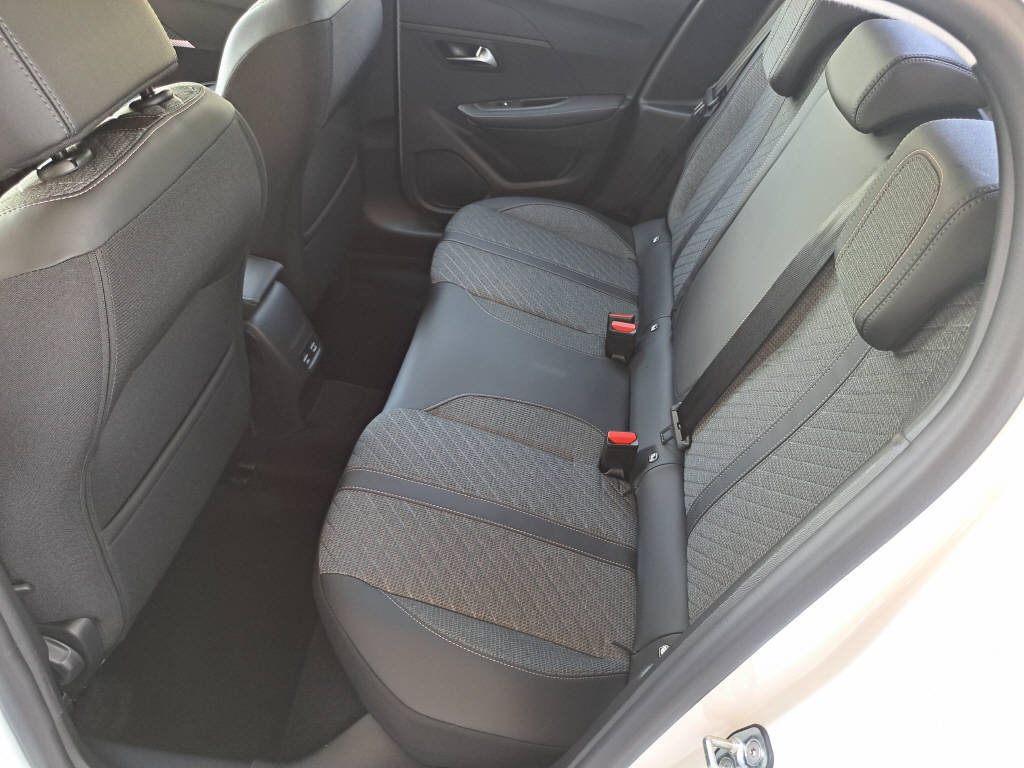 PEUGEOT 208 1.2 Hybrid 110cv Allure-image-9