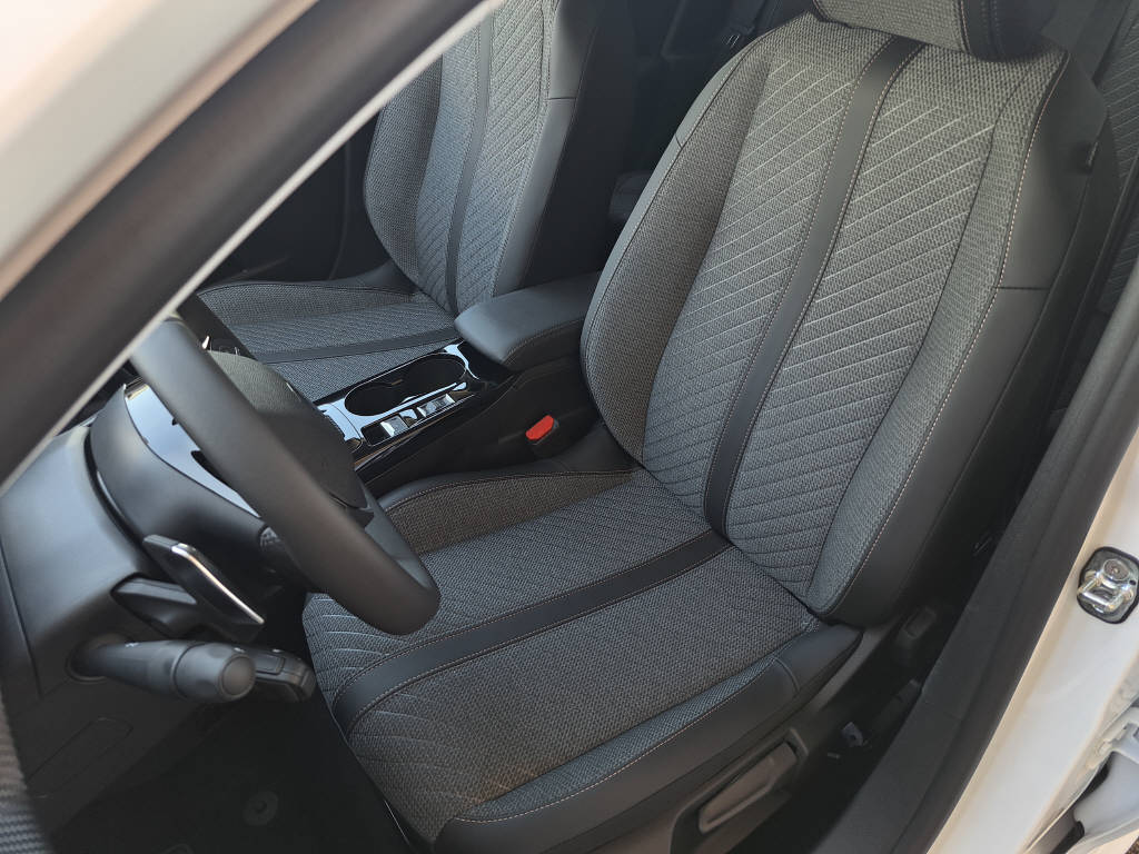 PEUGEOT 208 1.2 Hybrid 110cv Allure-image-8
