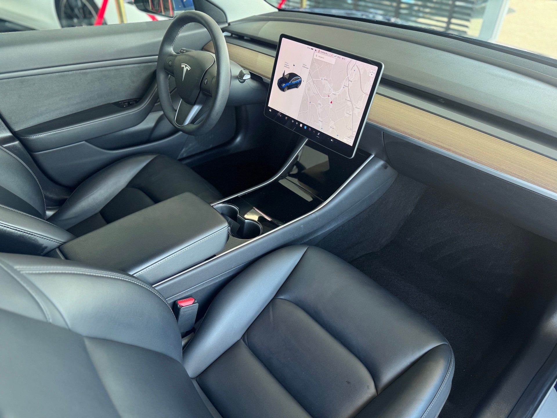 TESLA Model 3-image-14