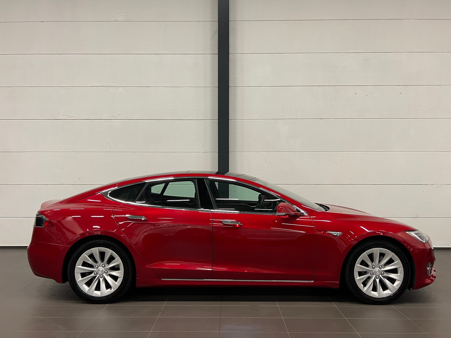 TESLA Model S 75 D-image-9