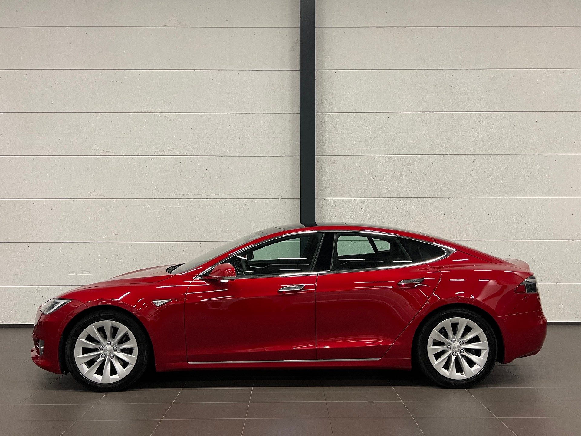 TESLA Model S 75 D-image-8