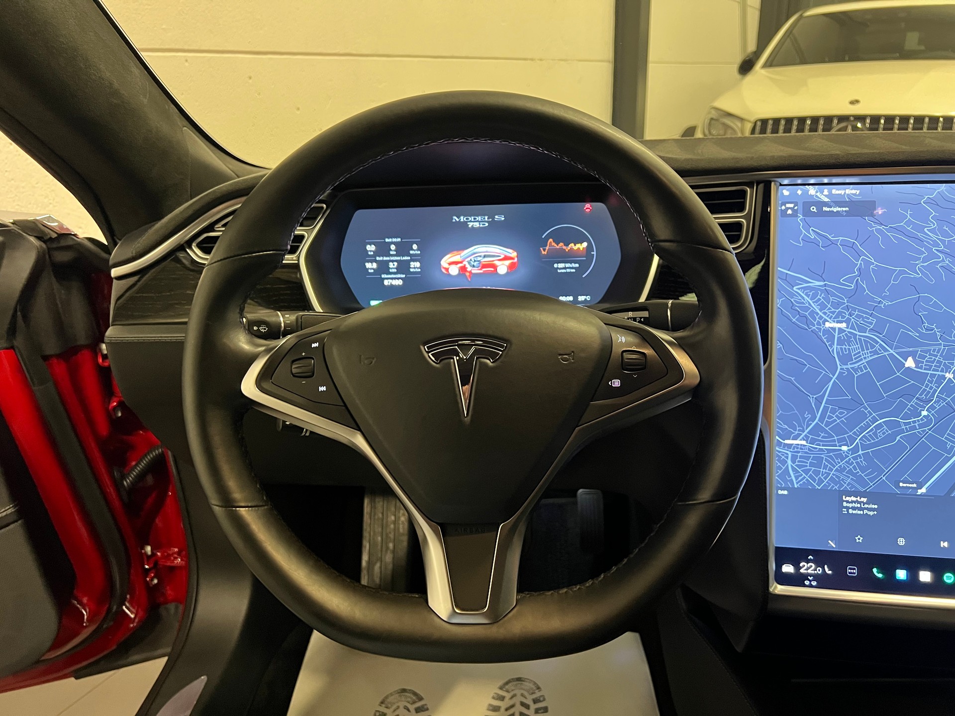 TESLA Model S 75 D-image-25