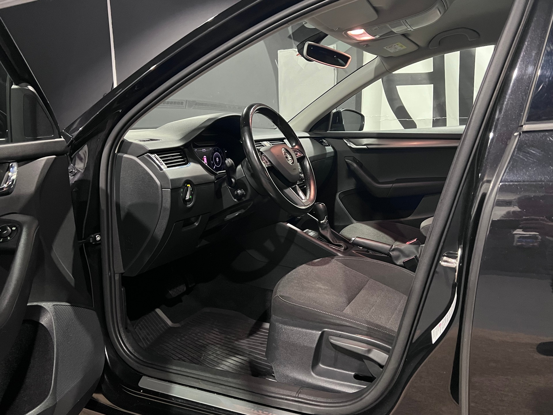 SKODA Octavia Combi 2.0 TDI Soleil 4x4 DSG-image-10