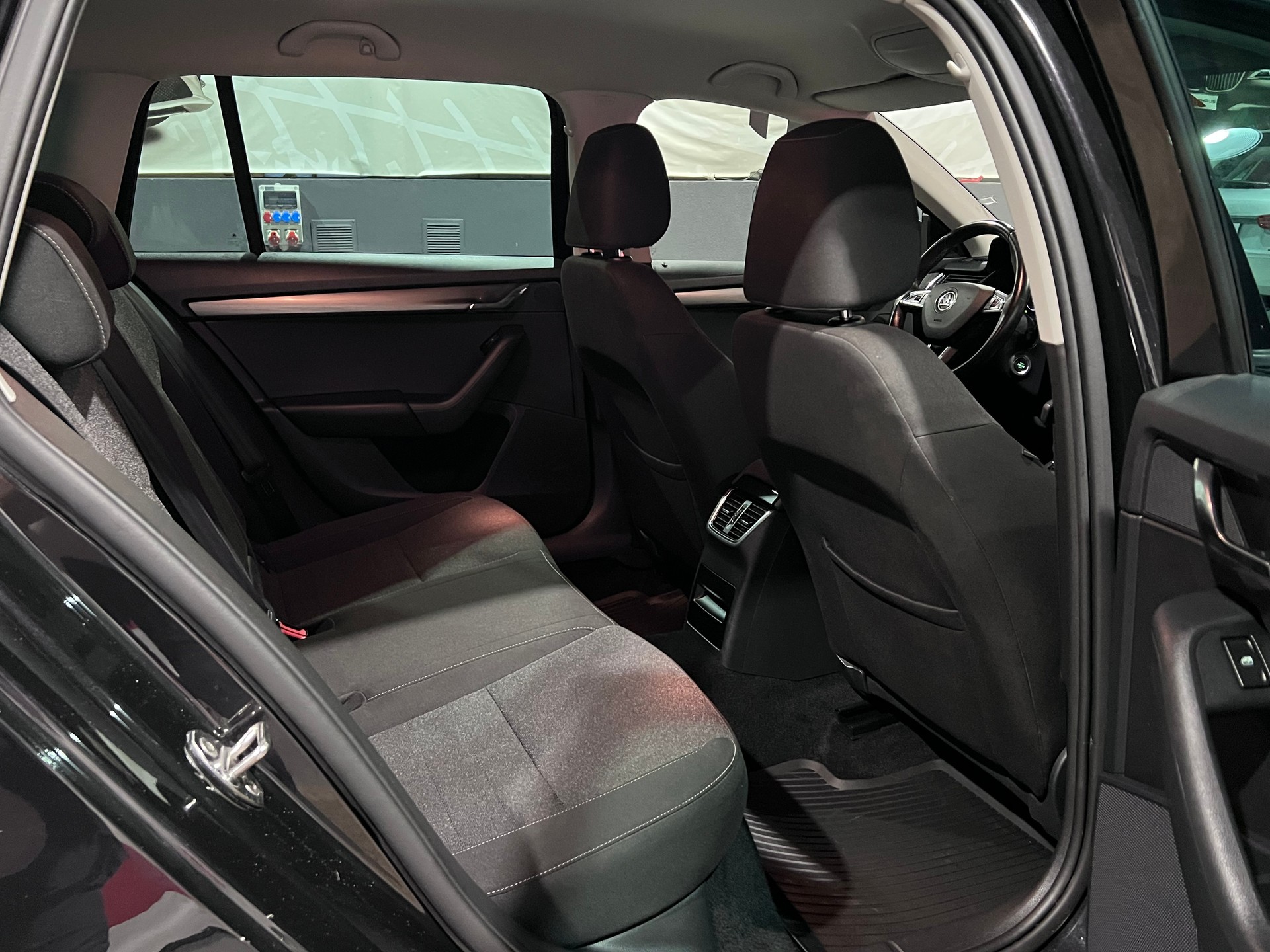 SKODA Octavia Combi 2.0 TDI Soleil 4x4 DSG-image-15