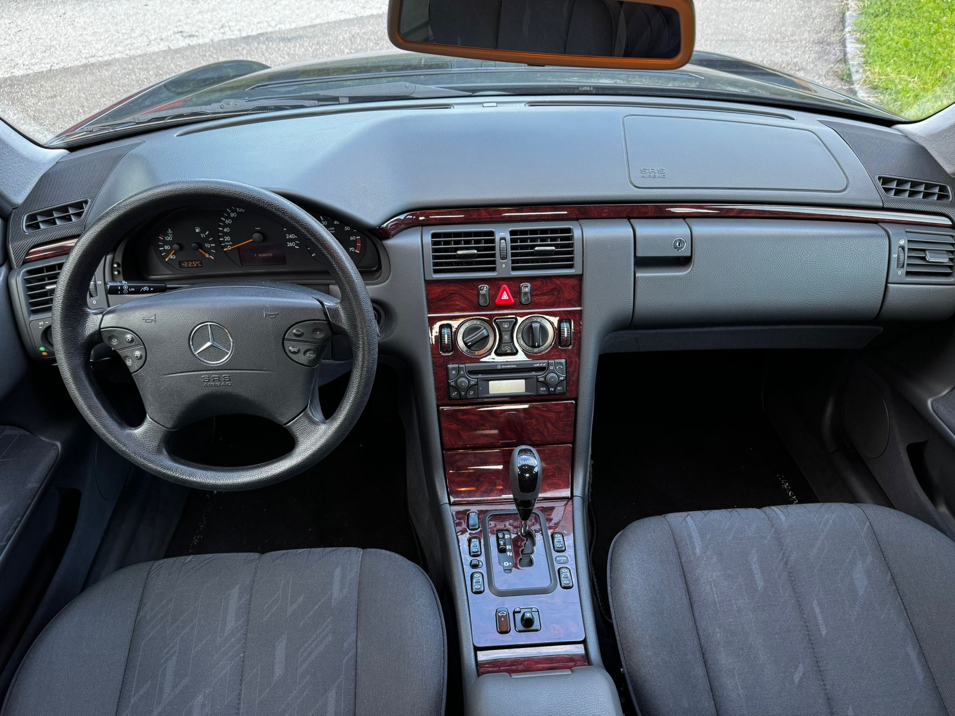 MERCEDES-BENZ E 240 Classic-image-7