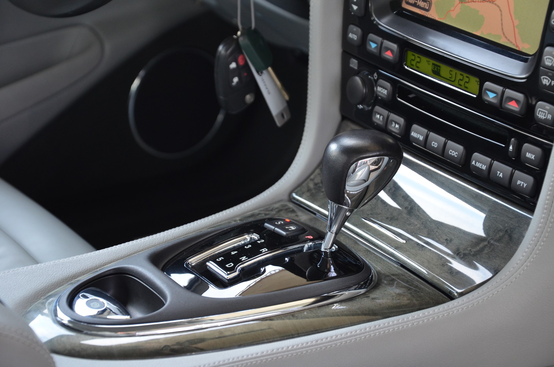 JAGUAR XJ8 4.2 V8 Executive*Frisch ab MFK*-image-16