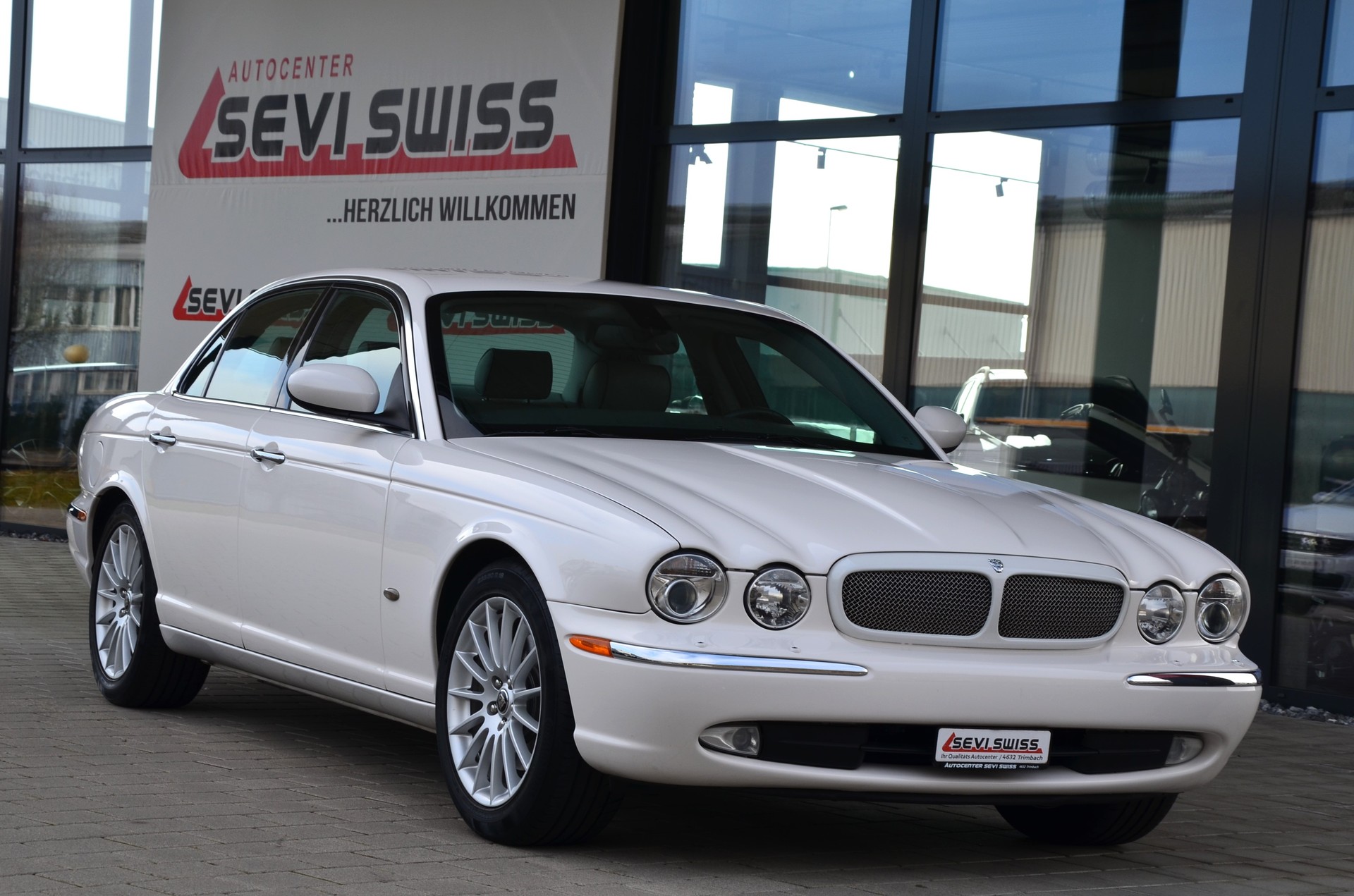 JAGUAR XJ8 4.2 V8 Executive*Frisch ab MFK*-image-1