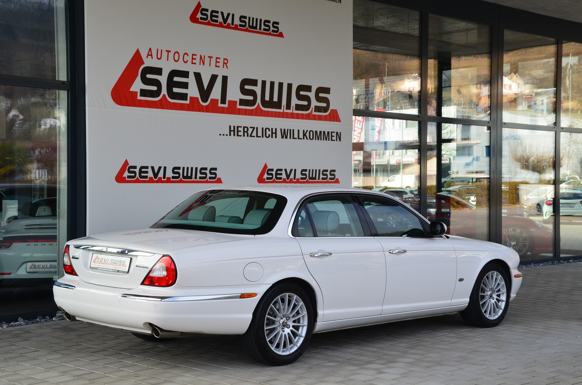 JAGUAR XJ8 4.2 V8 Executive*Frisch ab MFK*-image-3