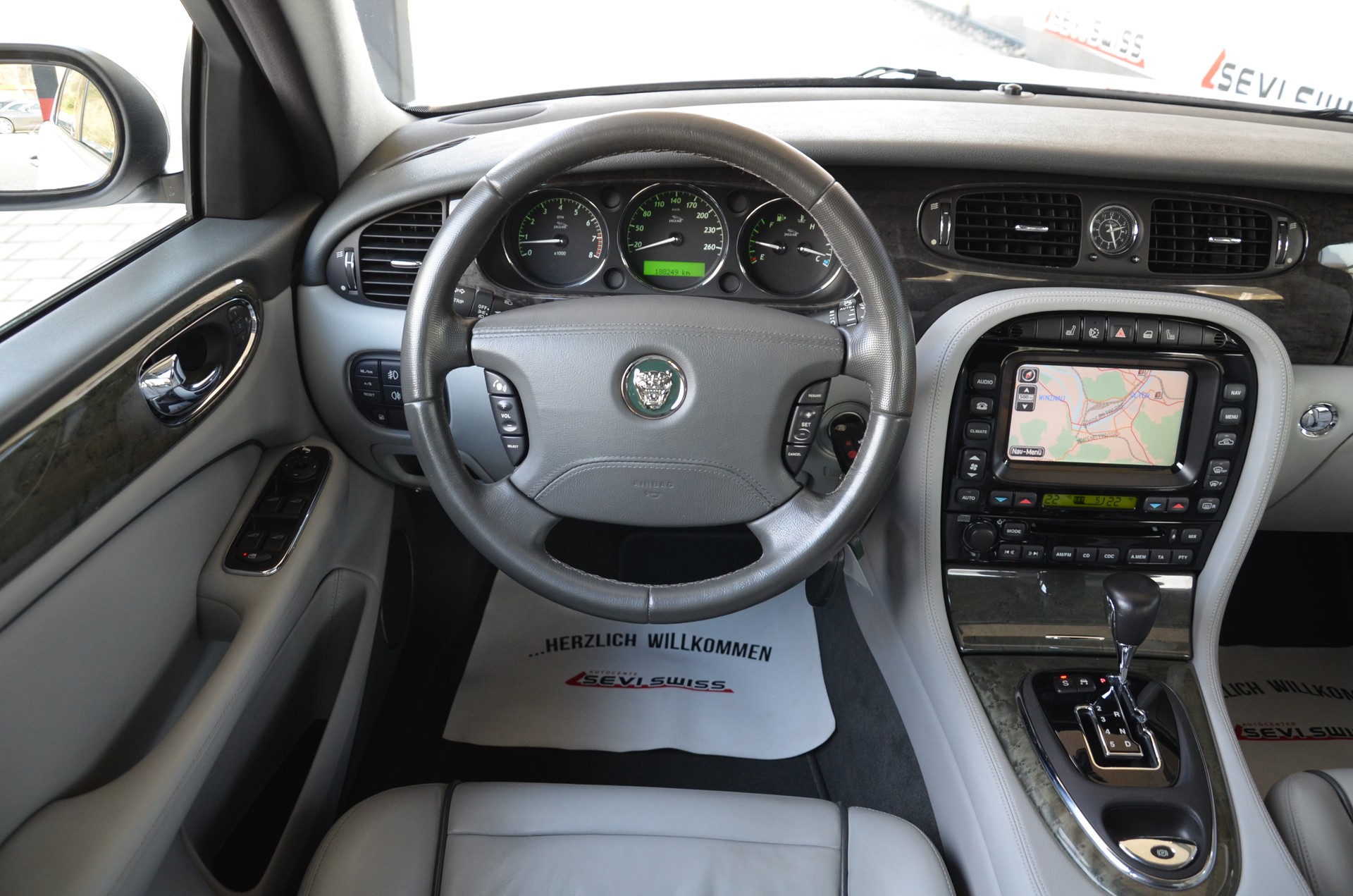 JAGUAR XJ8 4.2 V8 Executive*Frisch ab MFK*-image-13