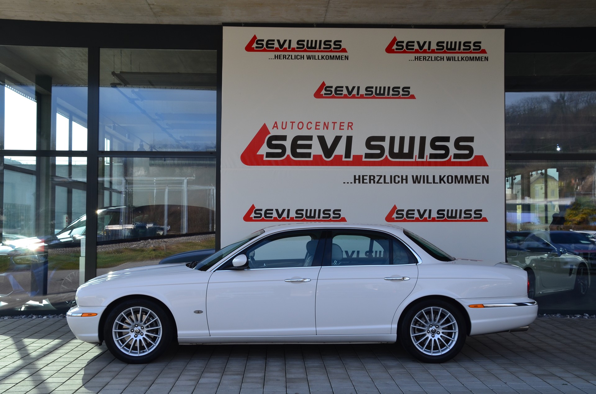 JAGUAR XJ8 4.2 V8 Executive*Frisch ab MFK*-image-6