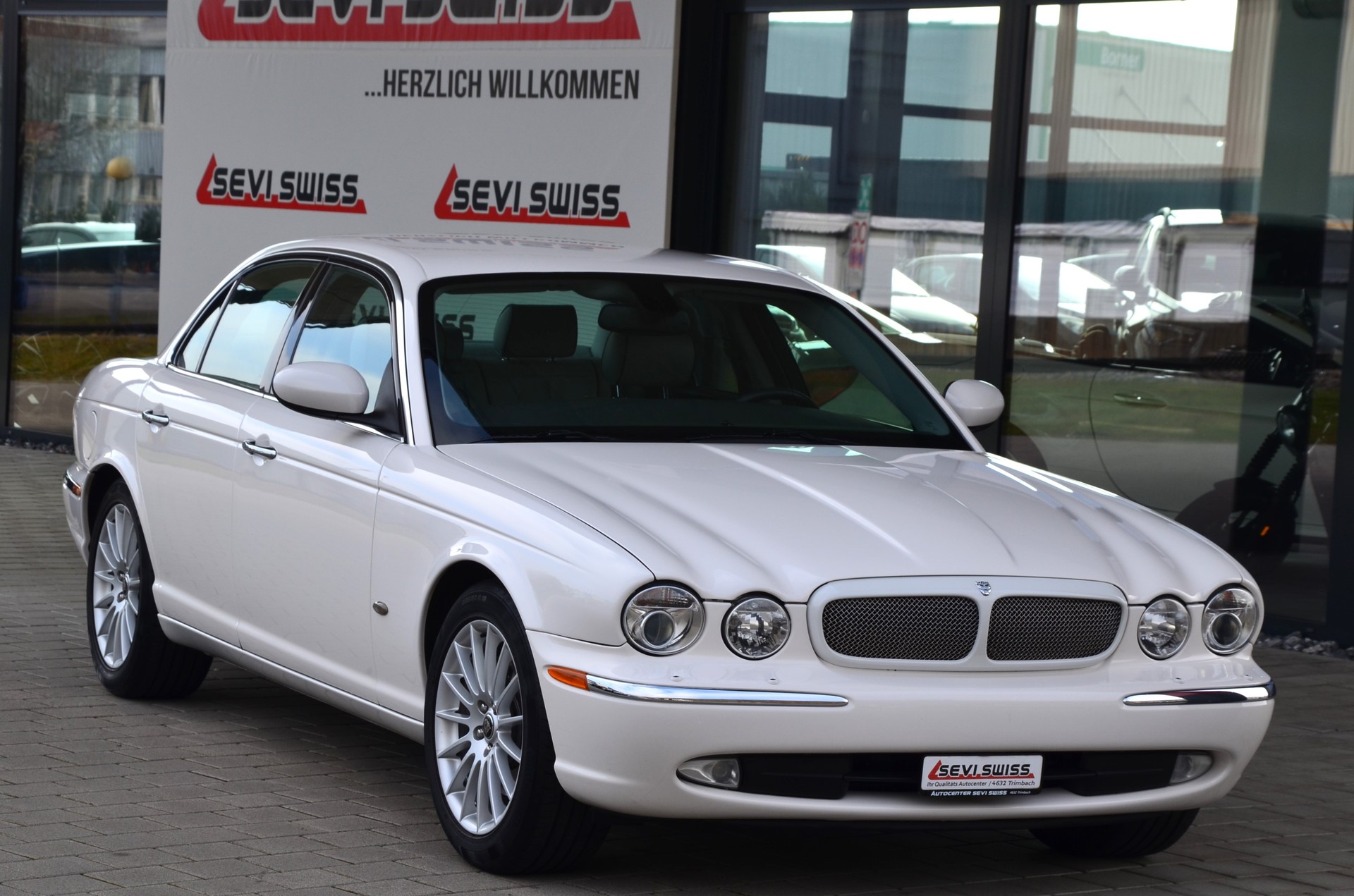 JAGUAR XJ8 4.2 V8 Executive*Frisch ab MFK*-image-0