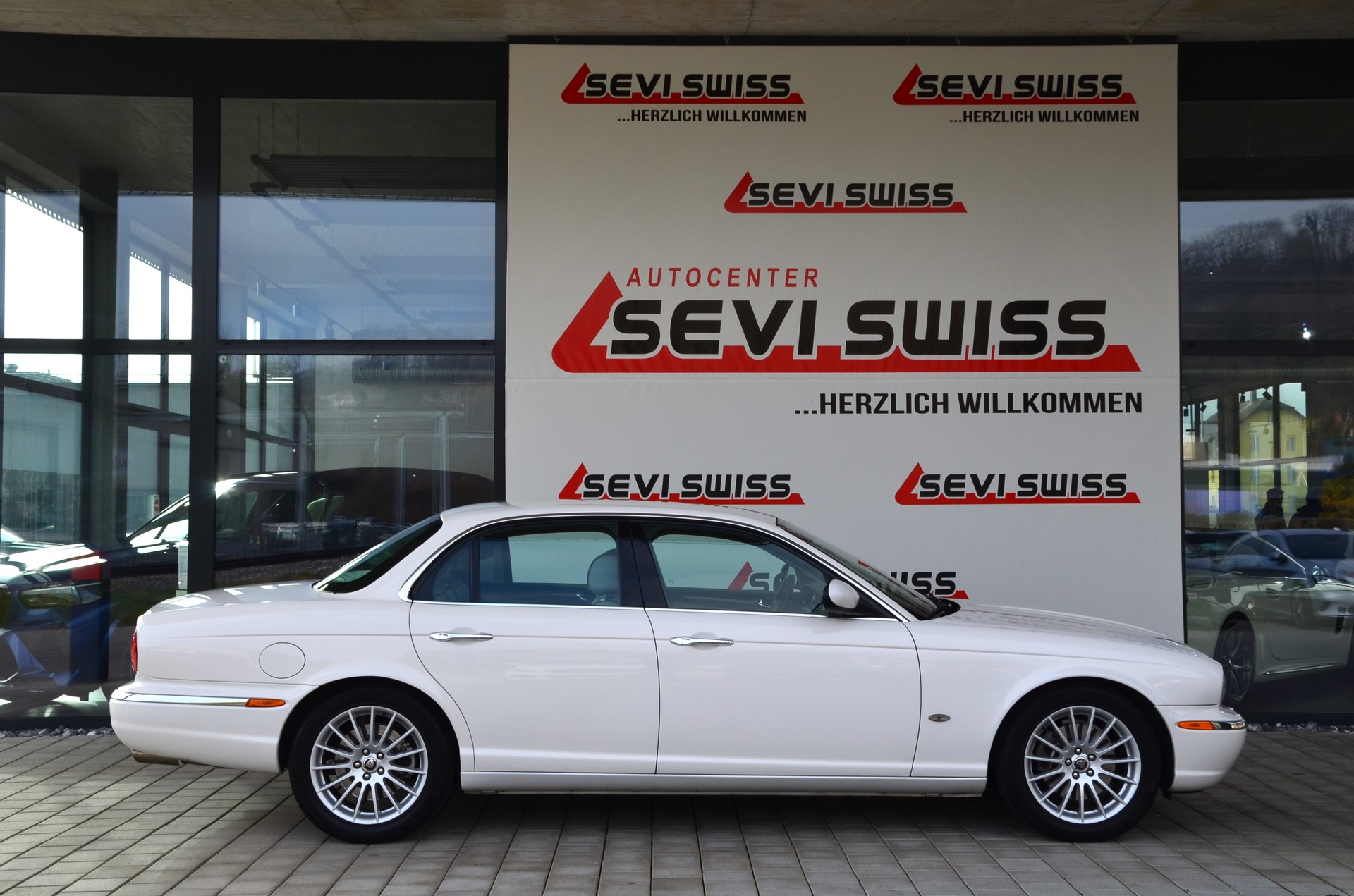 JAGUAR XJ8 4.2 V8 Executive*Frisch ab MFK*-image-2