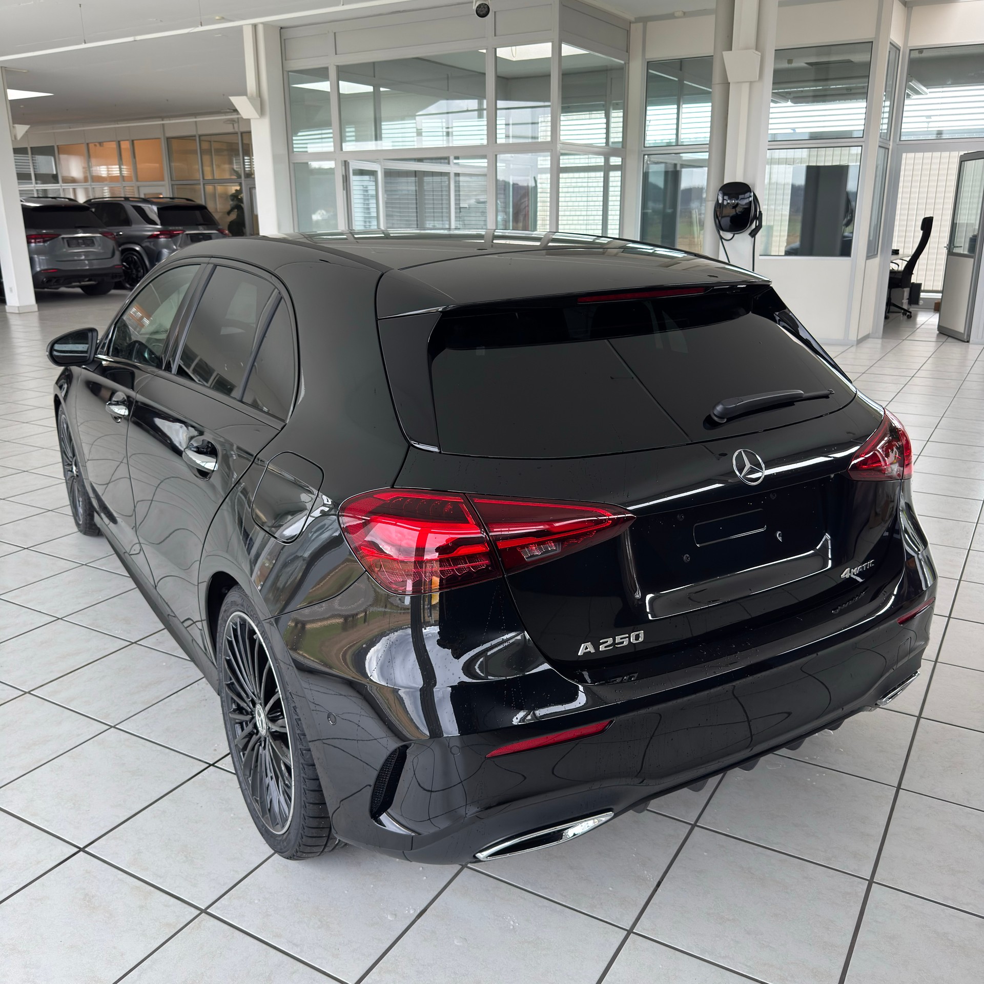 MERCEDES-BENZ A 250 4MATIC Kompaktlimousine-image-4