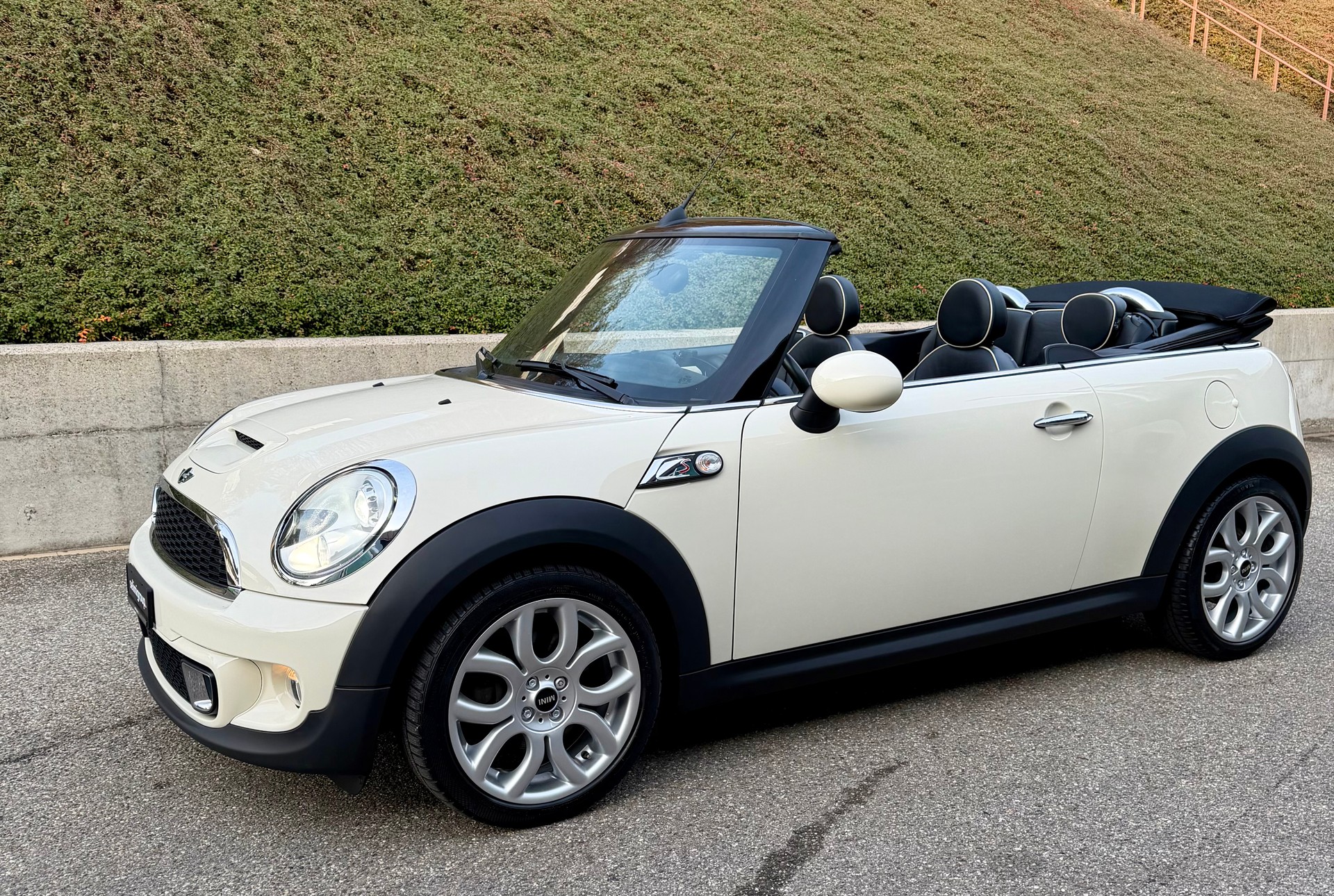 MINI Cooper S Cabriolet-image-1