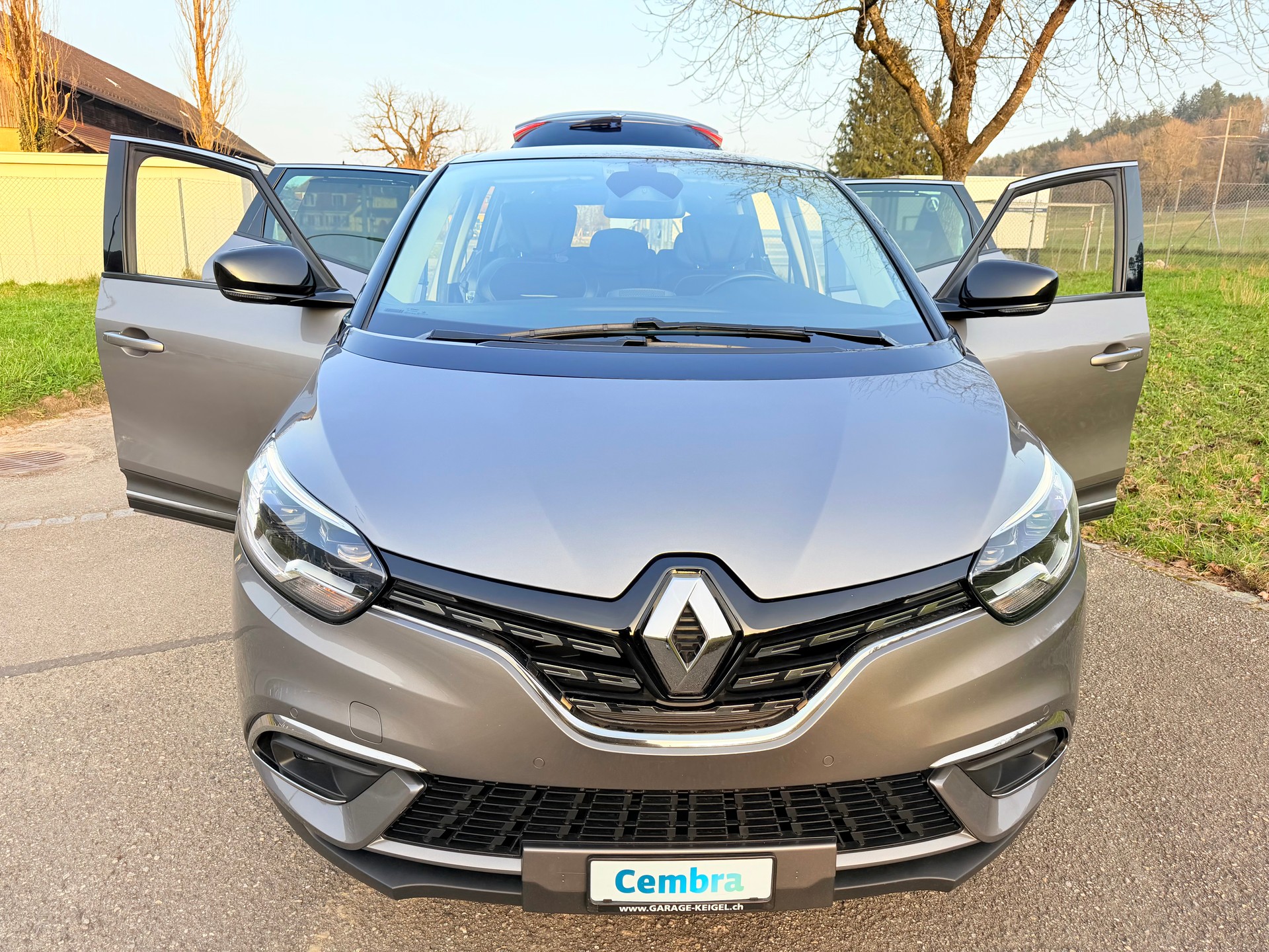 RENAULT GRAND SCENIC 1.3 16V "BLACK EDITION" EDC AUTOMAT MIT 7 SITZE. MIT 44`000 KM. AB MFK AB SERVICE. MIT LEDER. CHF 22`900.--showroom-element-1