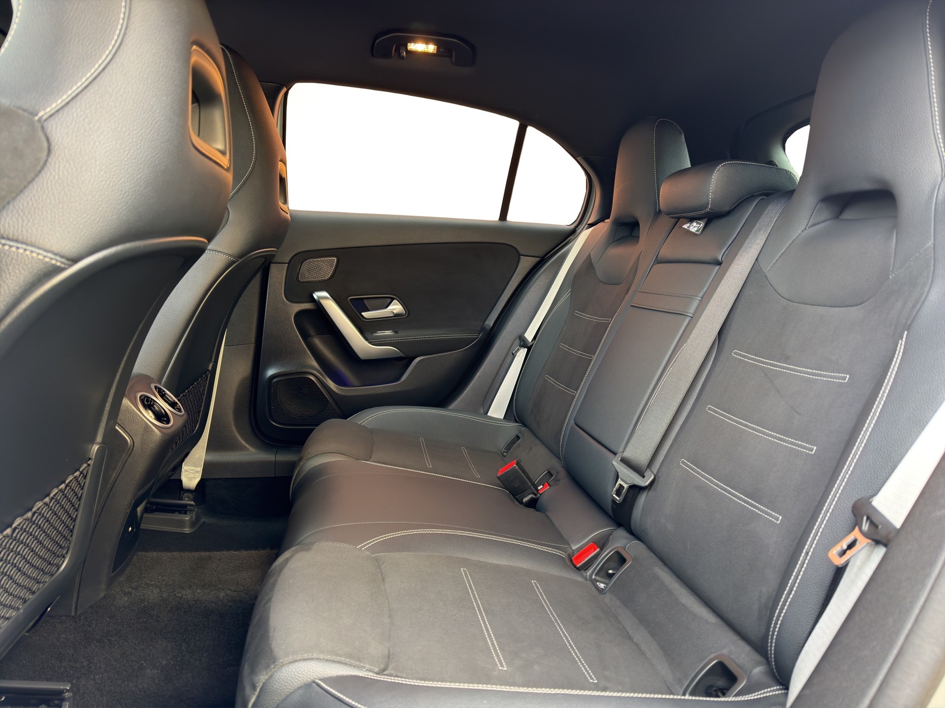 MERCEDES-BENZ A 180 AMG Line Premium Night Star 7G-DCT-image-14