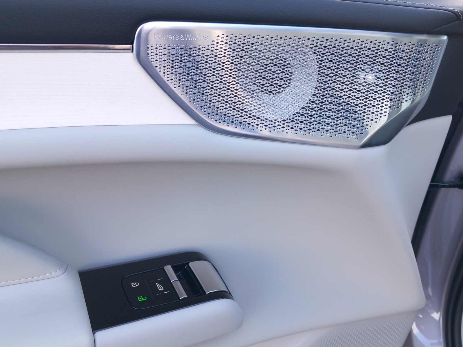 VOLVO ES90 Ultra-image-16
