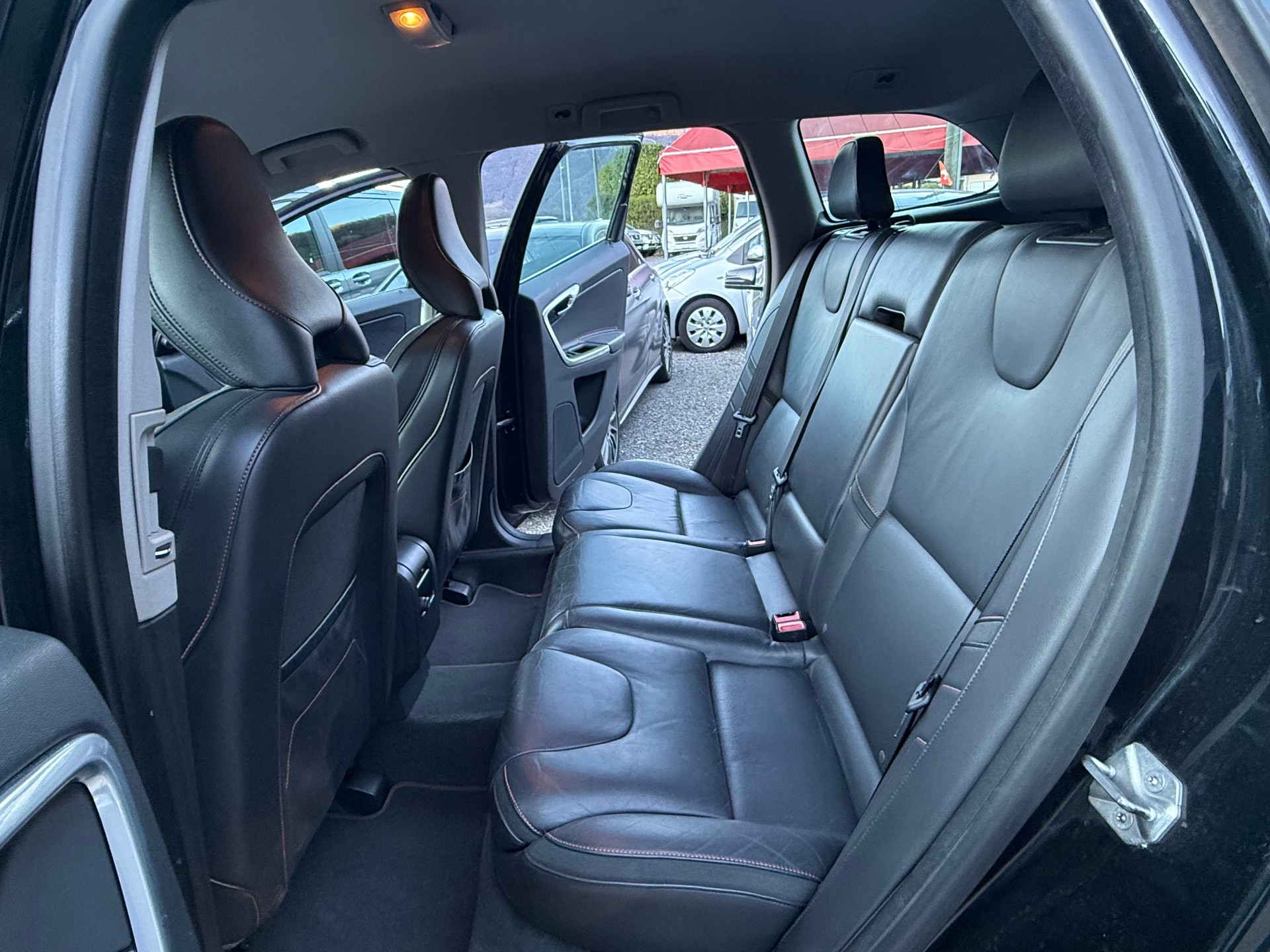 VOLVO XC60 D4 AWD OceanRace Geartronic-image-9