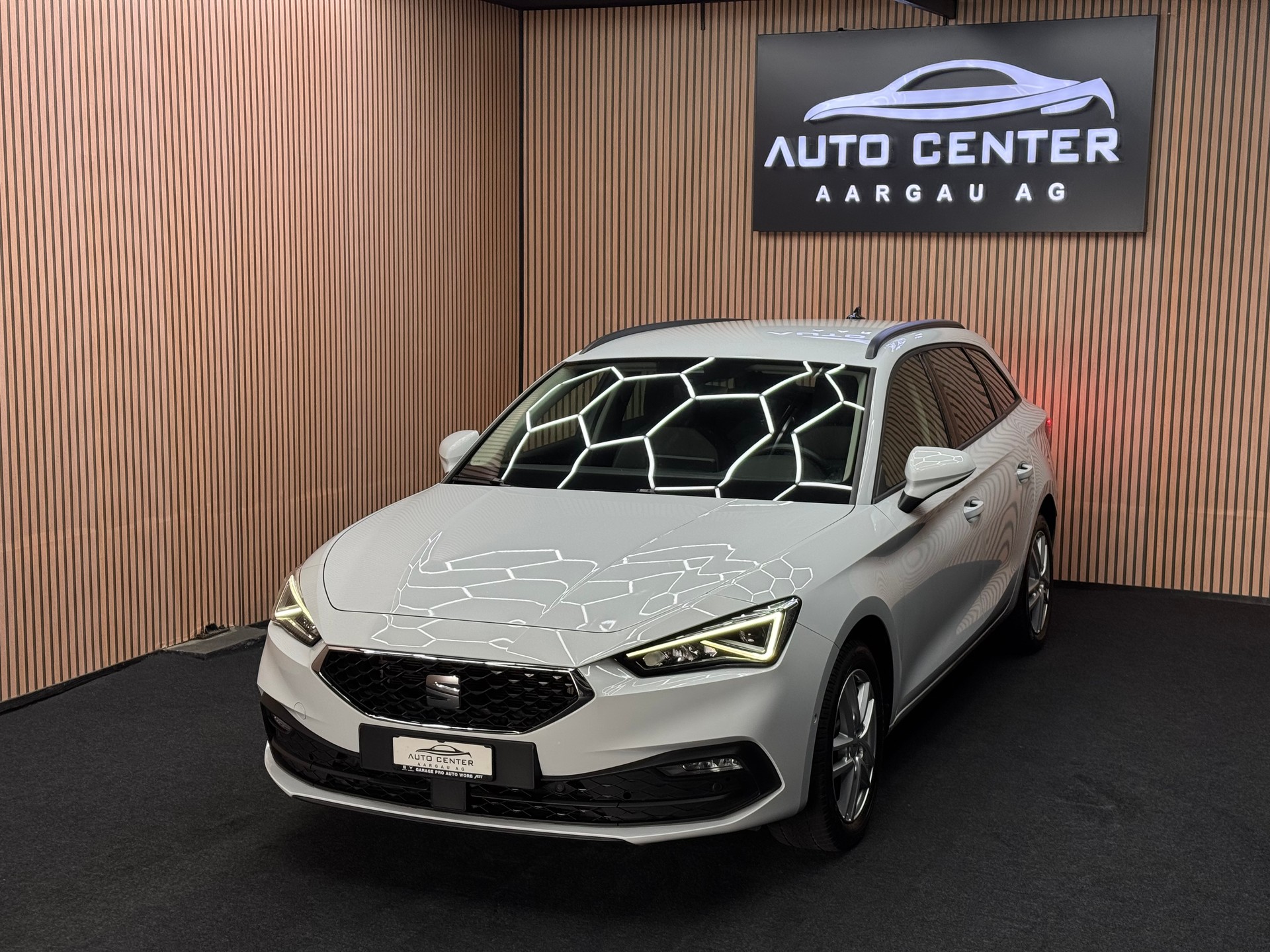 SEAT Leon ST 2.0 TDI Style DSG | 1 Jahr Garantie | CH-Fahrzeug | *ab CHF 179.-/ Monat*-image-2
