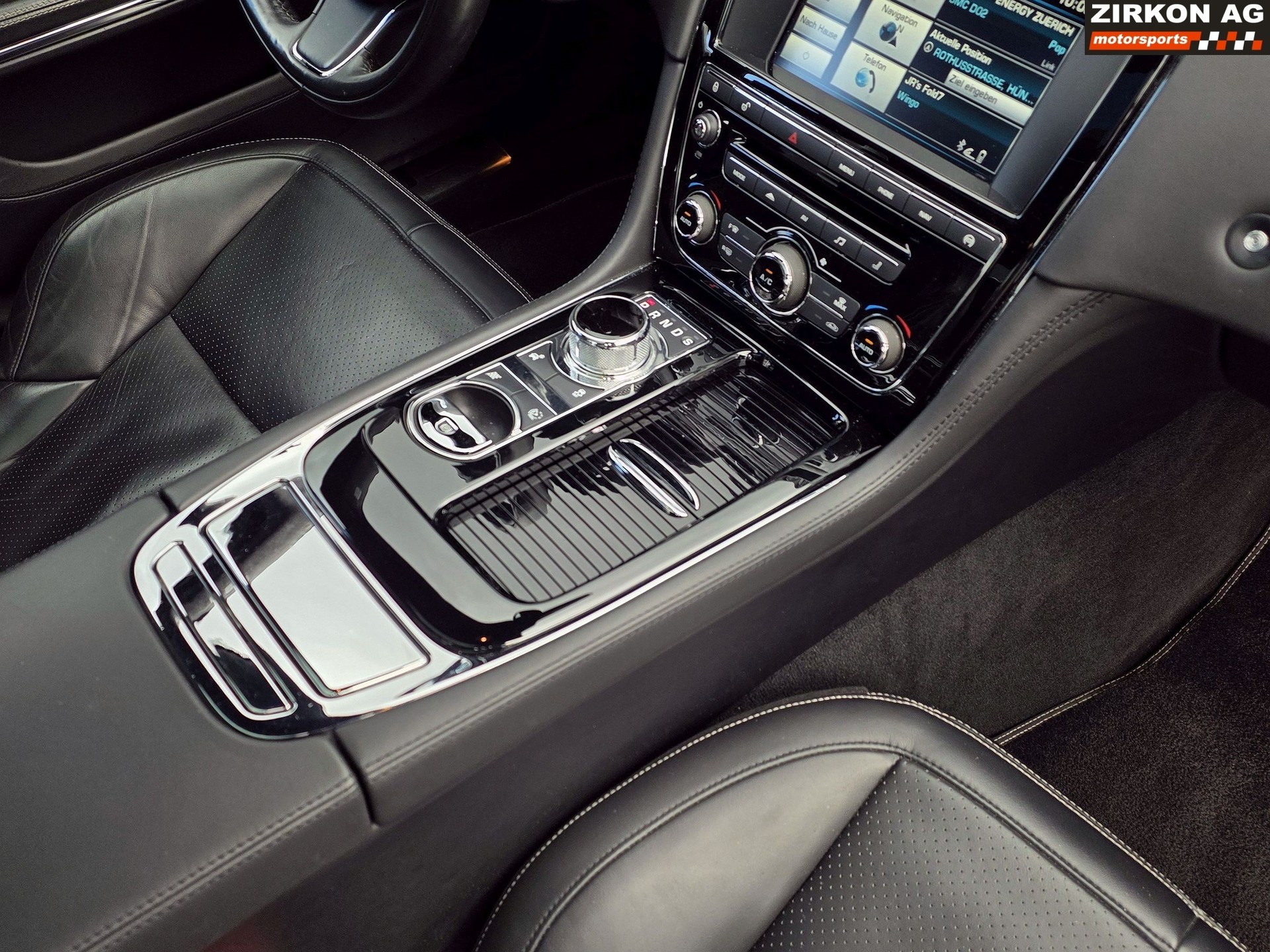JAGUAR XJ 3.0 S/C Portfolio AWD-image-31