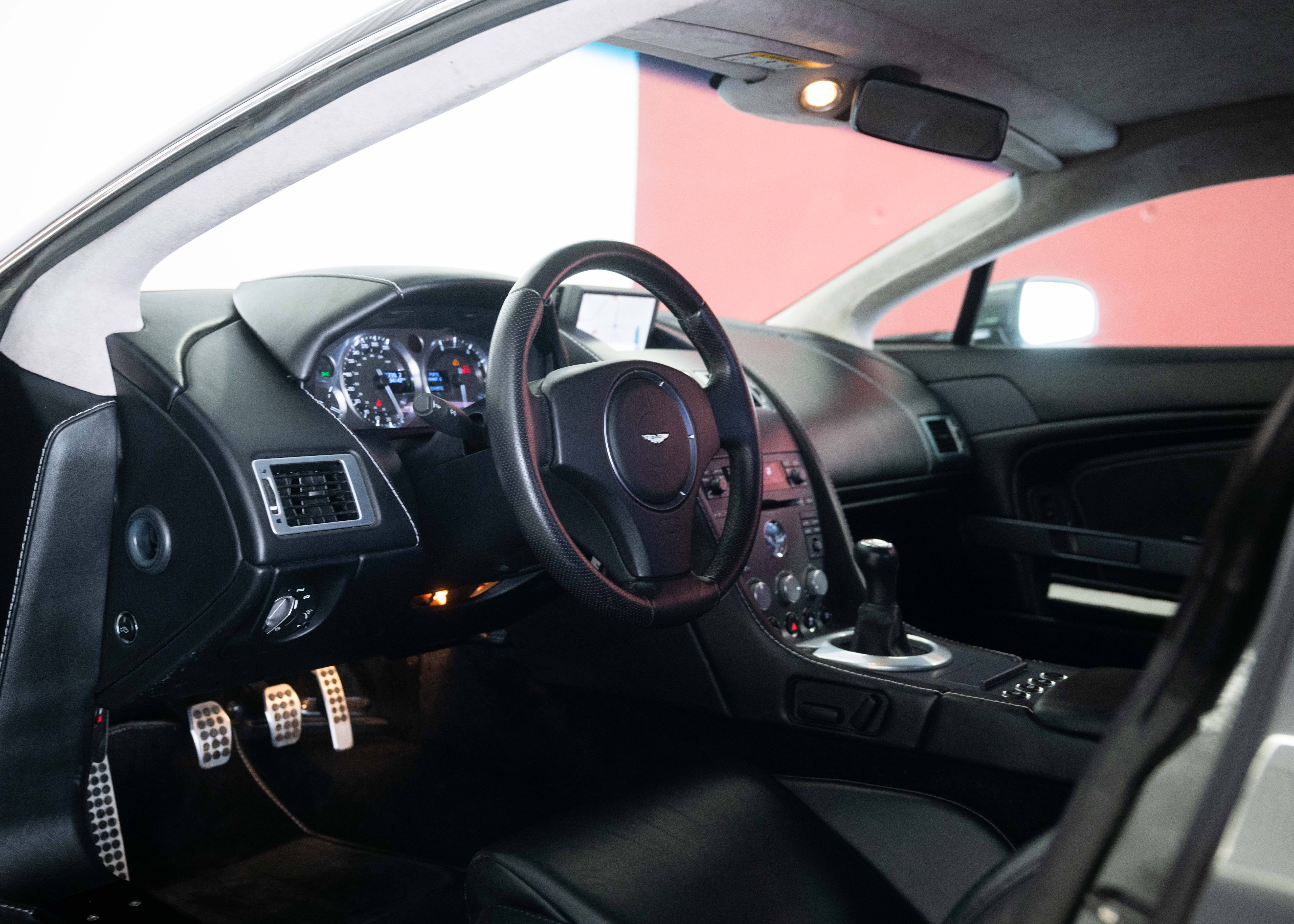 Image ASTON-MARTIN V8-VANTAGE V8 Vantage 4.3 Manual transmission (Swiss car, 1st hand, full Aston Martin service history)