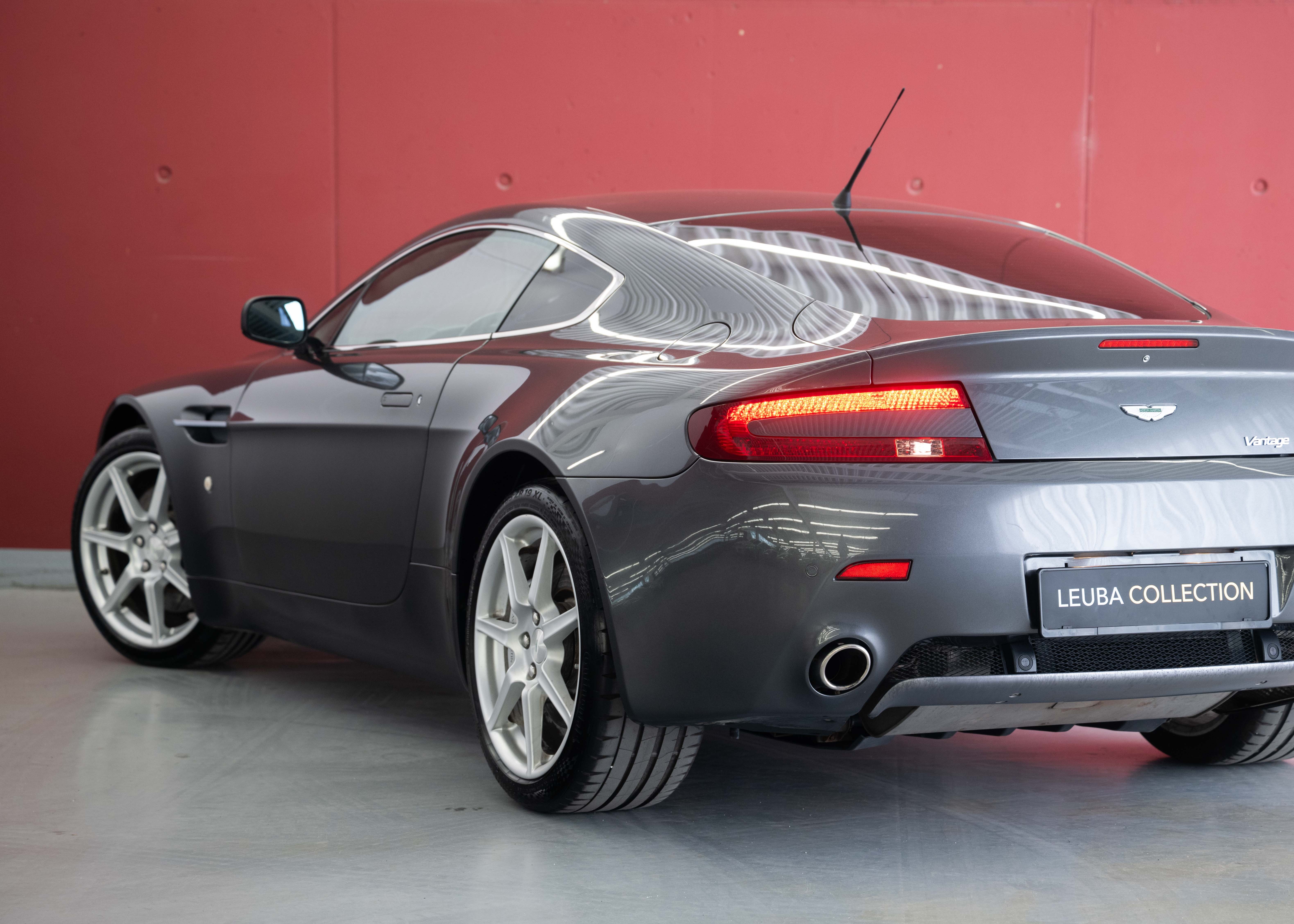 Image ASTON-MARTIN V8-VANTAGE V8 Vantage 4.3 Manual transmission (Swiss car, 1st hand, full Aston Martin service history)