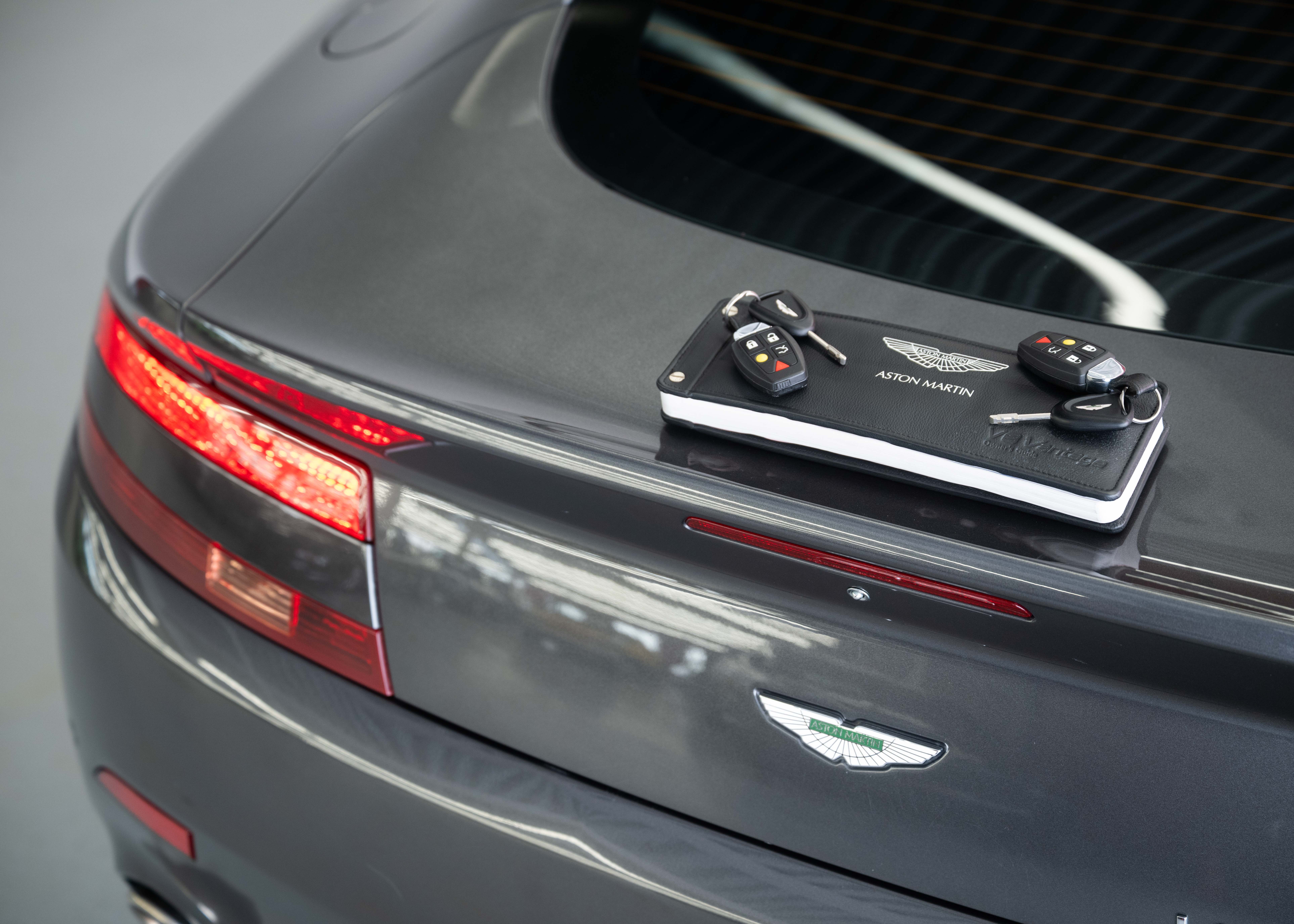 Image ASTON-MARTIN V8-VANTAGE V8 Vantage 4.3 Manual transmission (Swiss car, 1st hand, full Aston Martin service history)