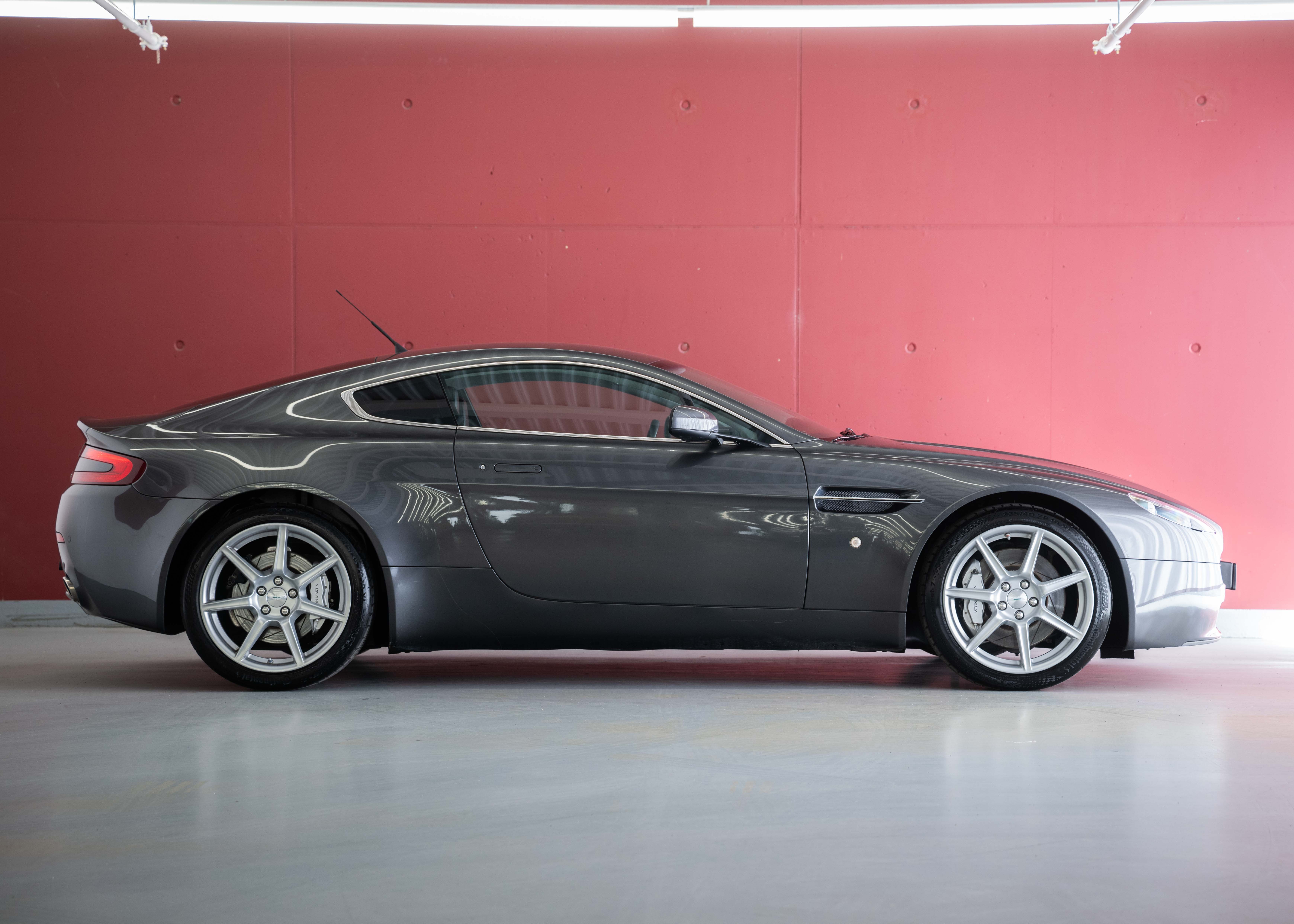 Image ASTON-MARTIN V8-VANTAGE V8 Vantage 4.3 Manual transmission (Swiss car, 1st hand, full Aston Martin service history)
