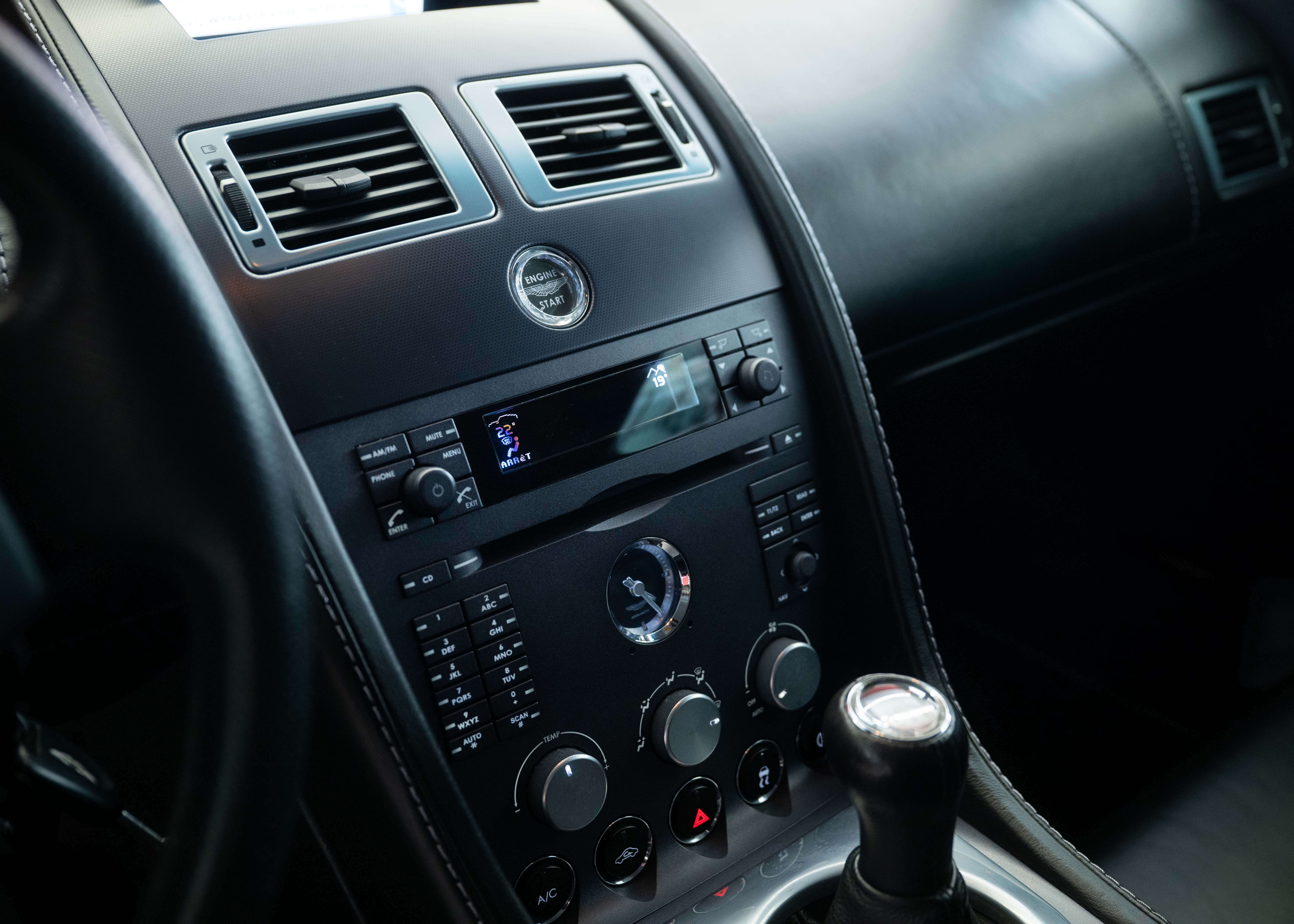 Image ASTON-MARTIN V8-VANTAGE V8 Vantage 4.3 Manual transmission (Swiss car, 1st hand, full Aston Martin service history)