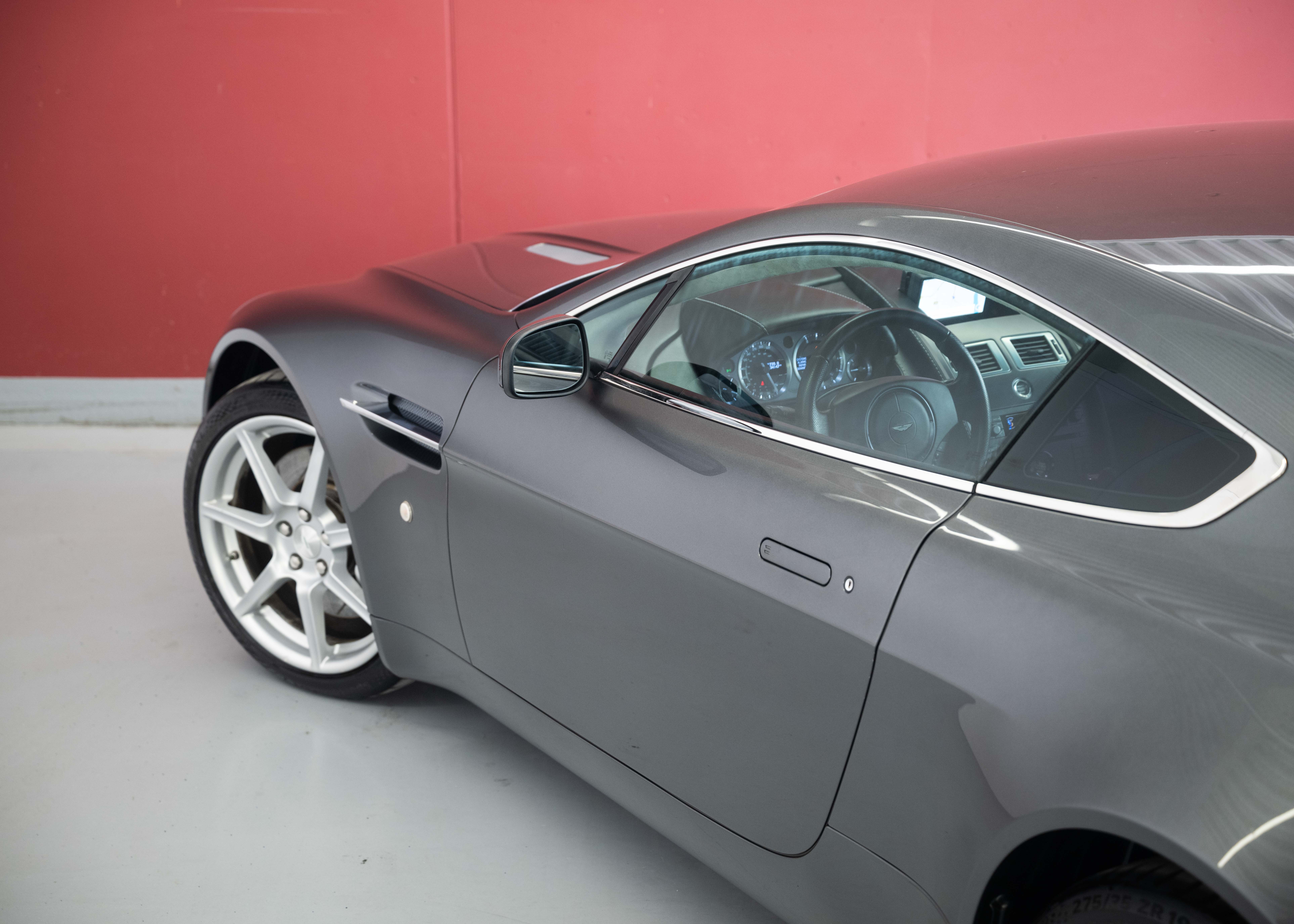 Image ASTON-MARTIN V8-VANTAGE V8 Vantage 4.3 Manual transmission (Swiss car, 1st hand, full Aston Martin service history)