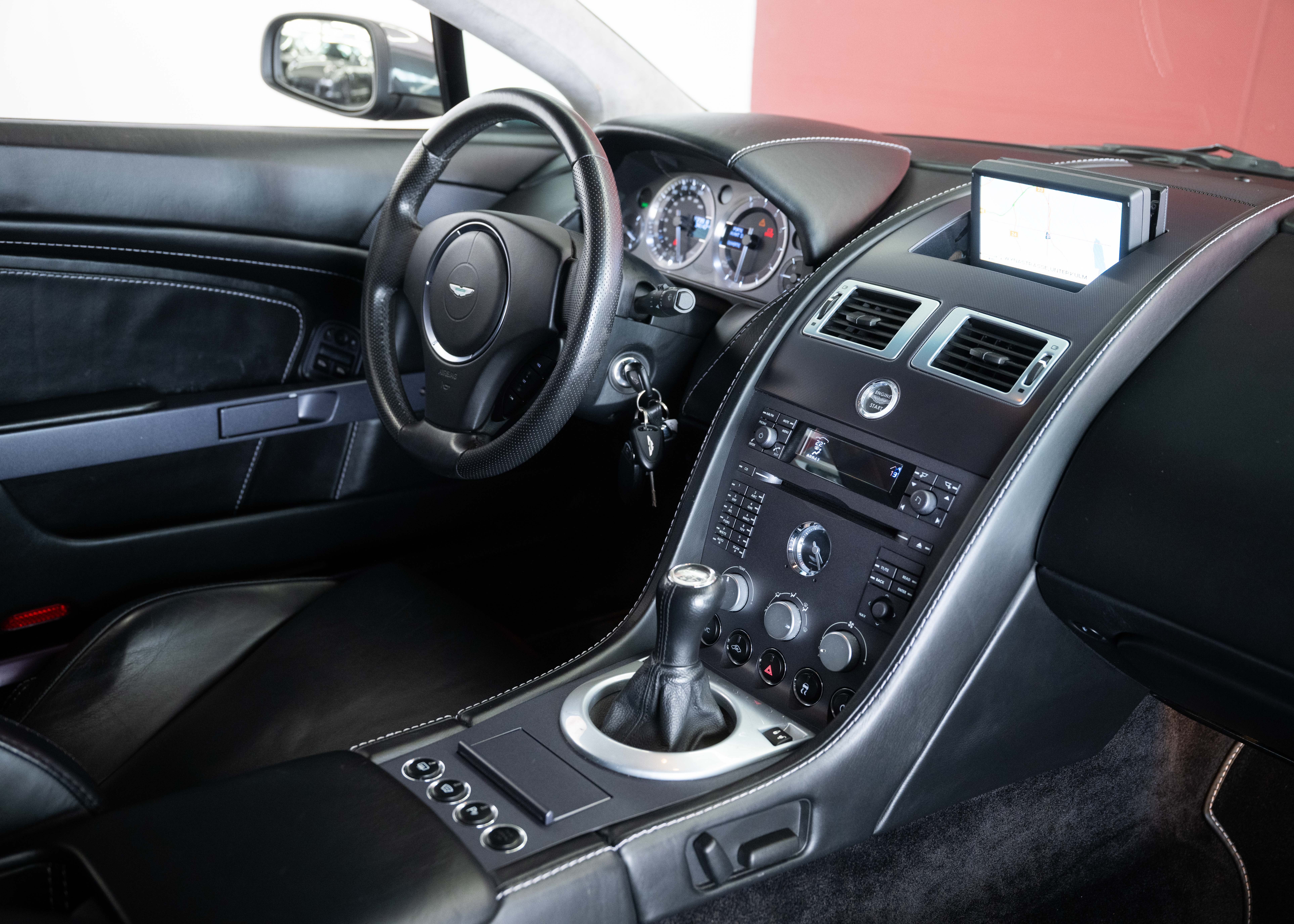 Image ASTON-MARTIN V8-VANTAGE V8 Vantage 4.3 Manual transmission (Swiss car, 1st hand, full Aston Martin service history)