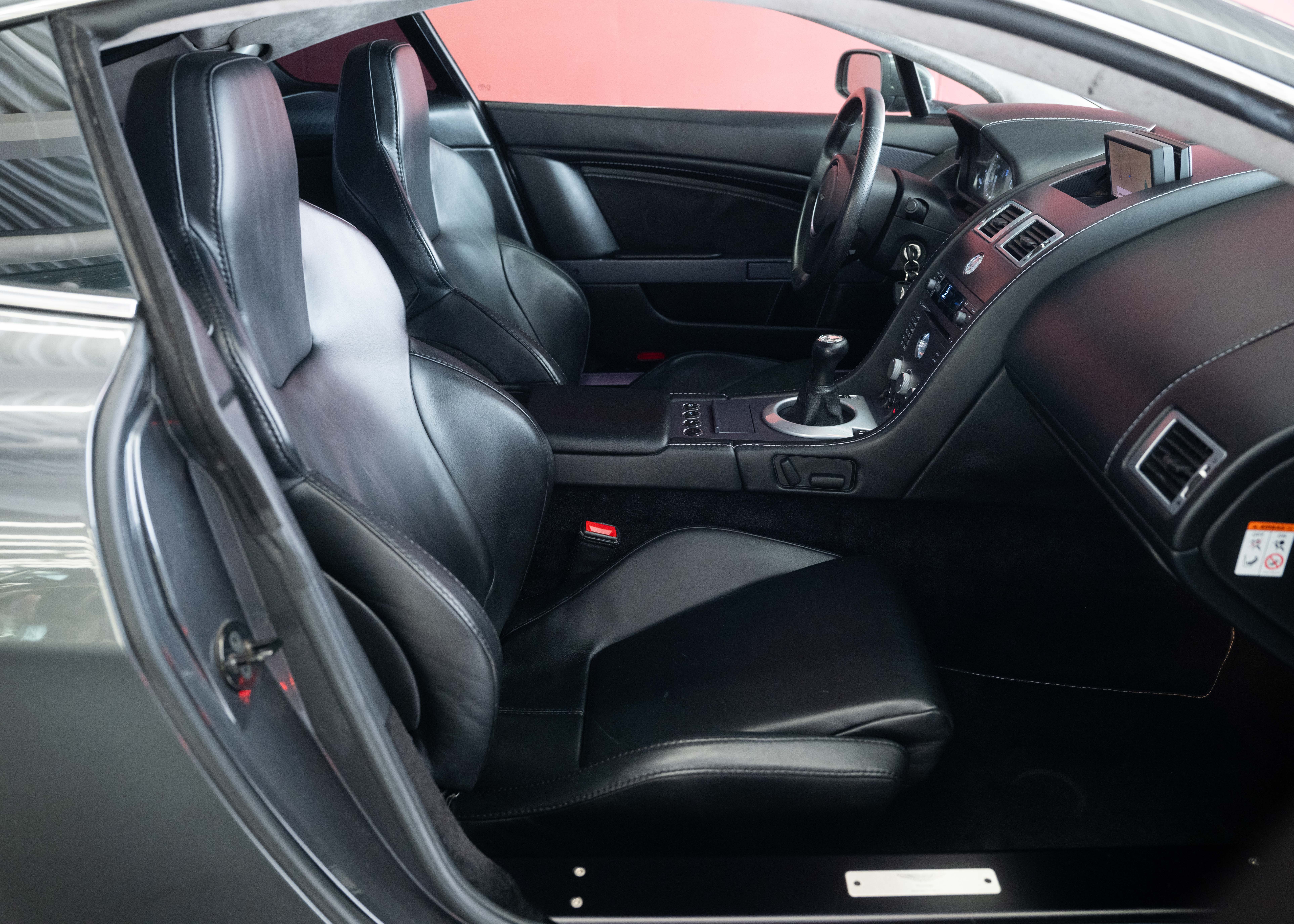 Image ASTON-MARTIN V8-VANTAGE V8 Vantage 4.3 Manual transmission (Swiss car, 1st hand, full Aston Martin service history)