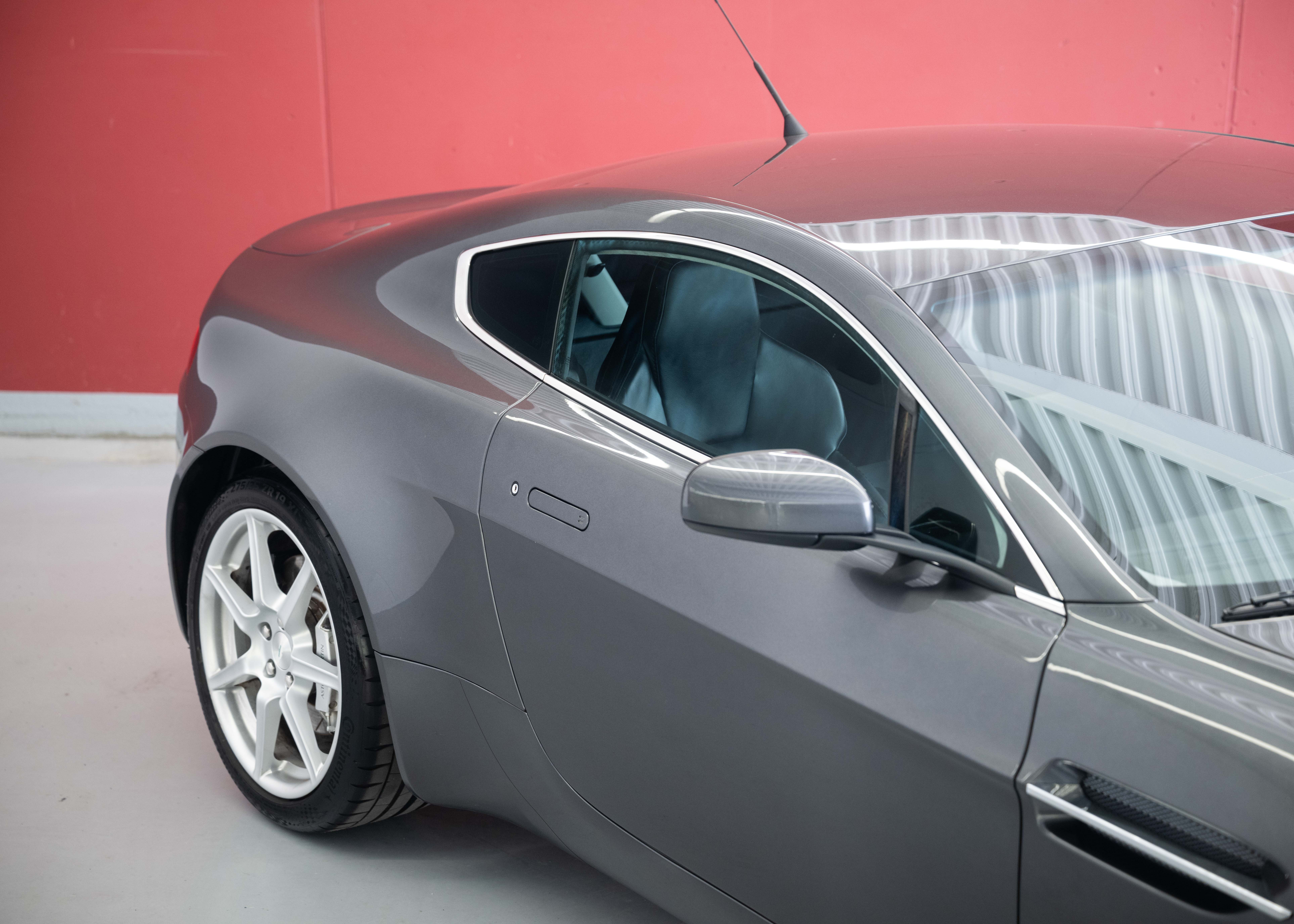 Image ASTON-MARTIN V8-VANTAGE V8 Vantage 4.3 Manual transmission (Swiss car, 1st hand, full Aston Martin service history)