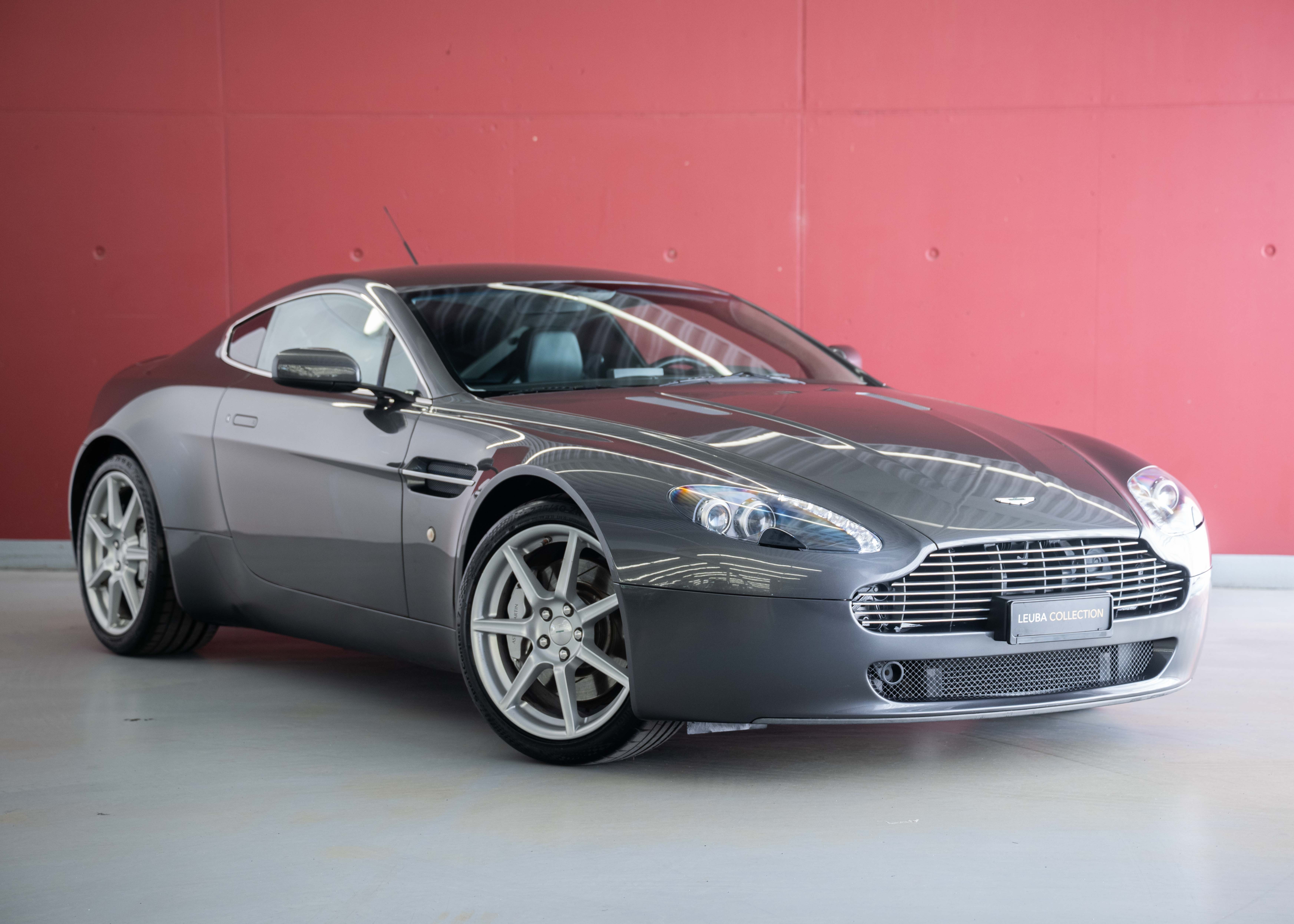 Photo ASTON-MARTIN V8-VANTAGE V8 Vantage 4.3 Manual transmission (Swiss car, 1st hand, full Aston Martin service history)