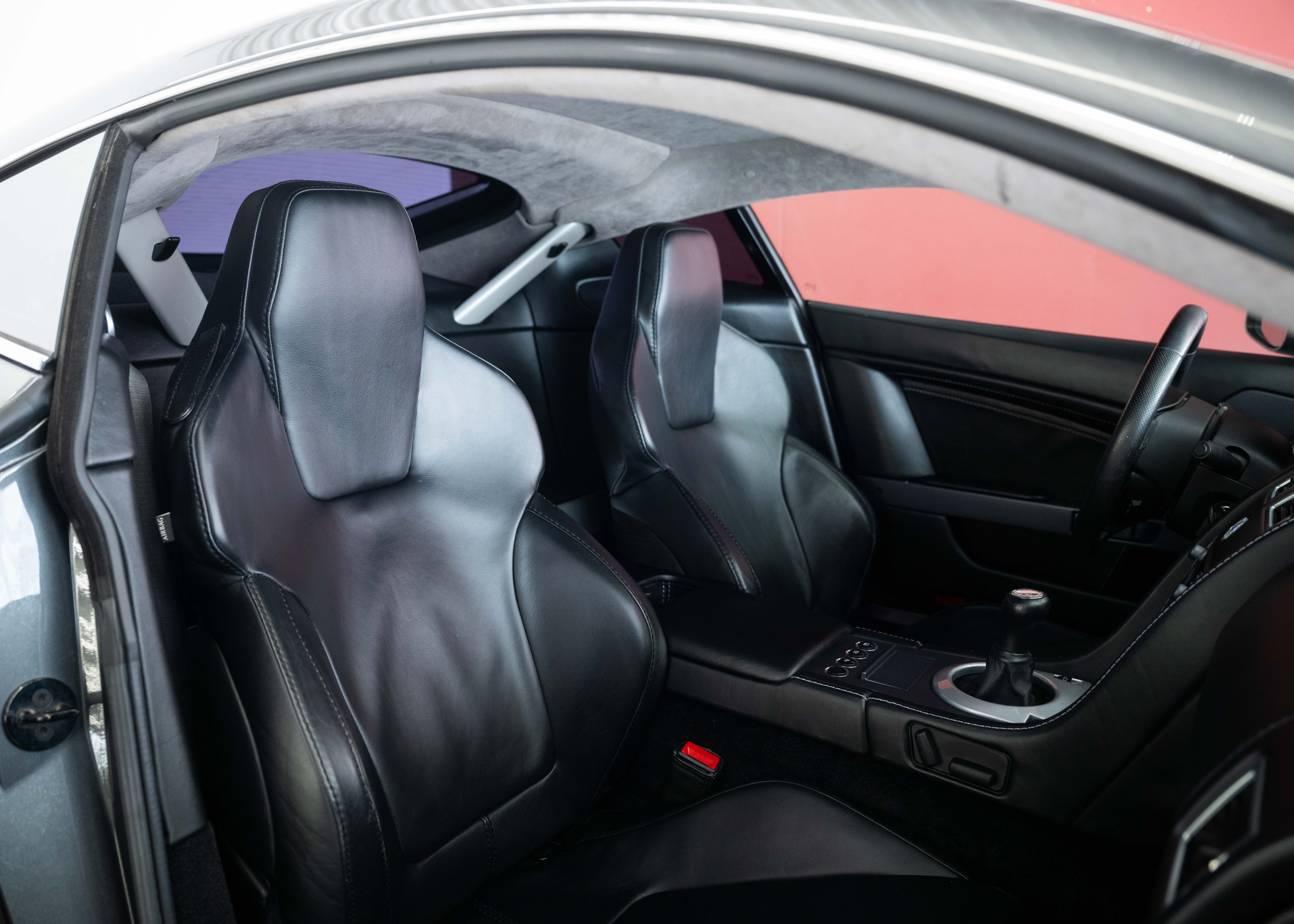 Image ASTON-MARTIN V8-VANTAGE V8 Vantage 4.3 Manual transmission (Swiss car, 1st hand, full Aston Martin service history)