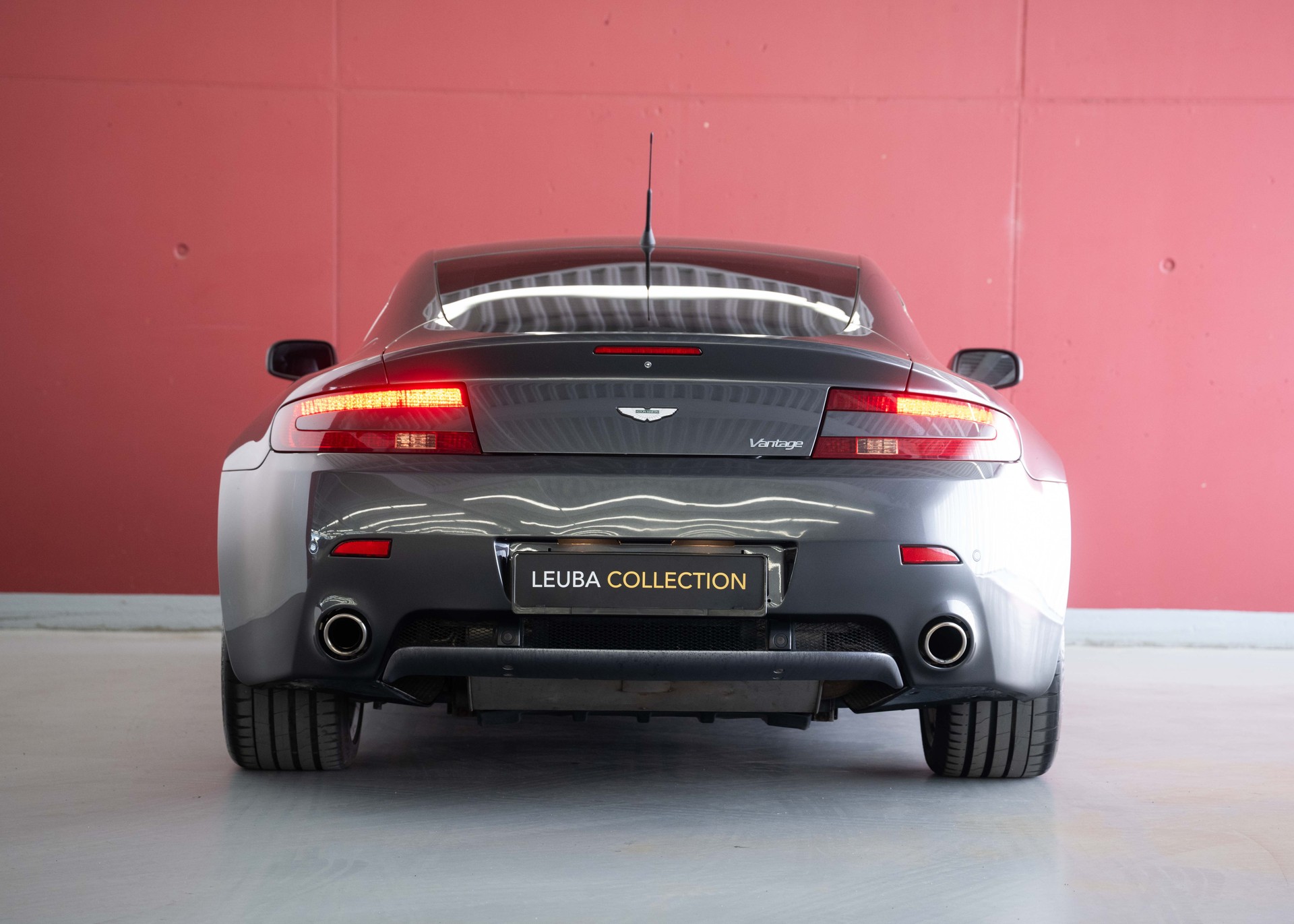 ASTON MARTIN V8 Vantage 4.3 Manual transmission (Swiss car, 1st hand, full Aston Martin service history)-showroom-element-3