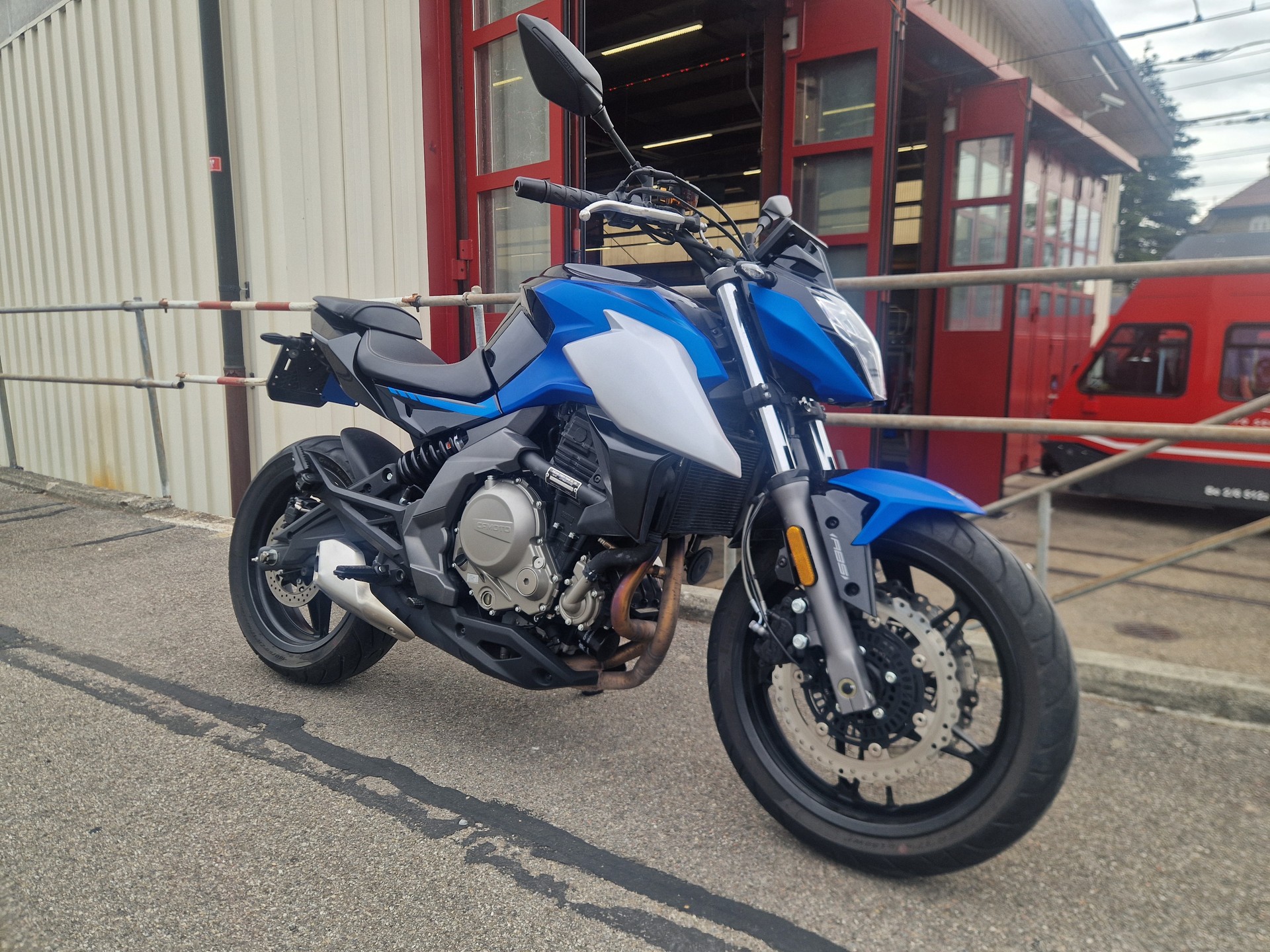 CF MOTO 650 NK (35kW)-showroom-element-1