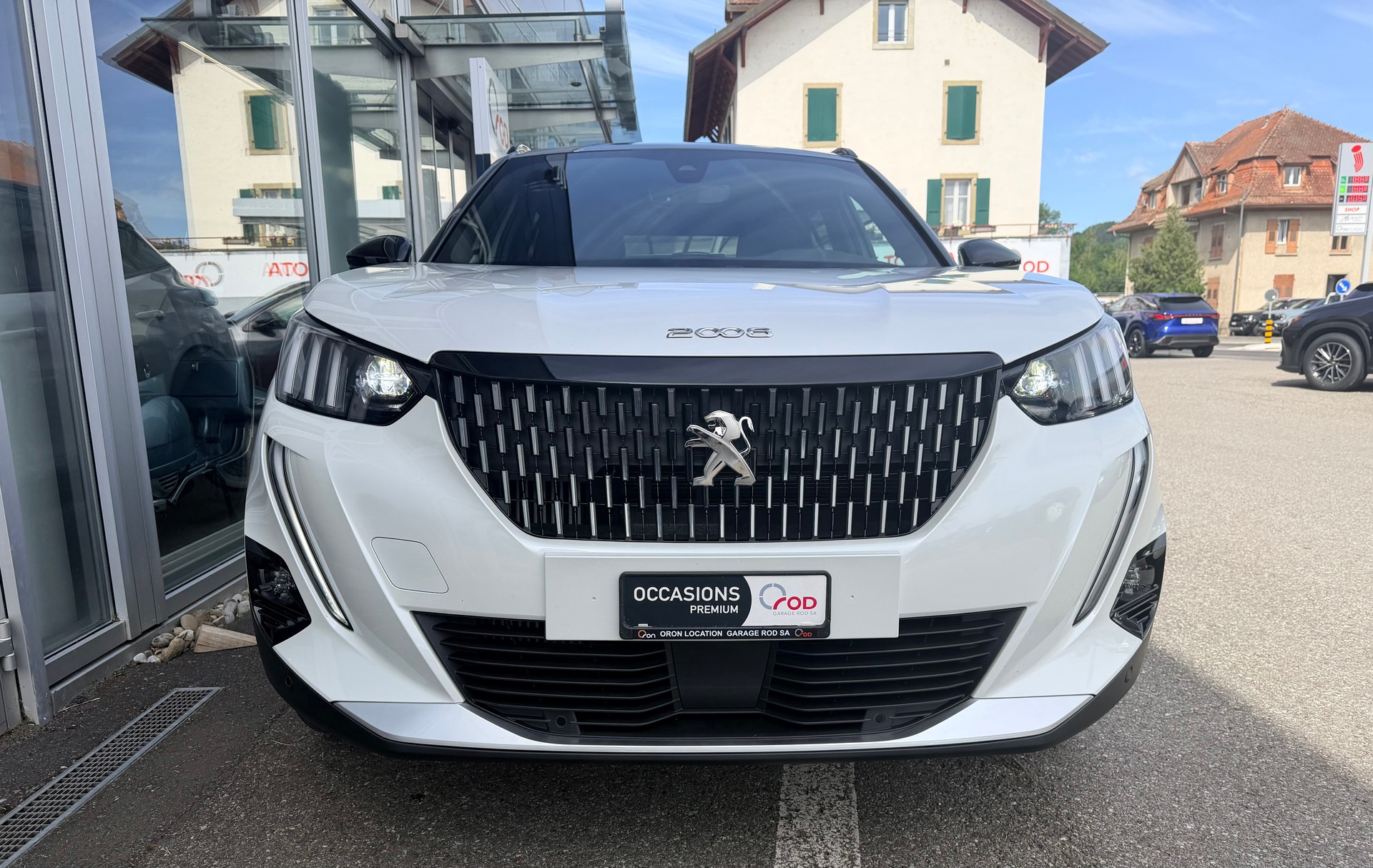 PEUGEOT 2008 1.2 PureTech GT Pack EAT8-image-1