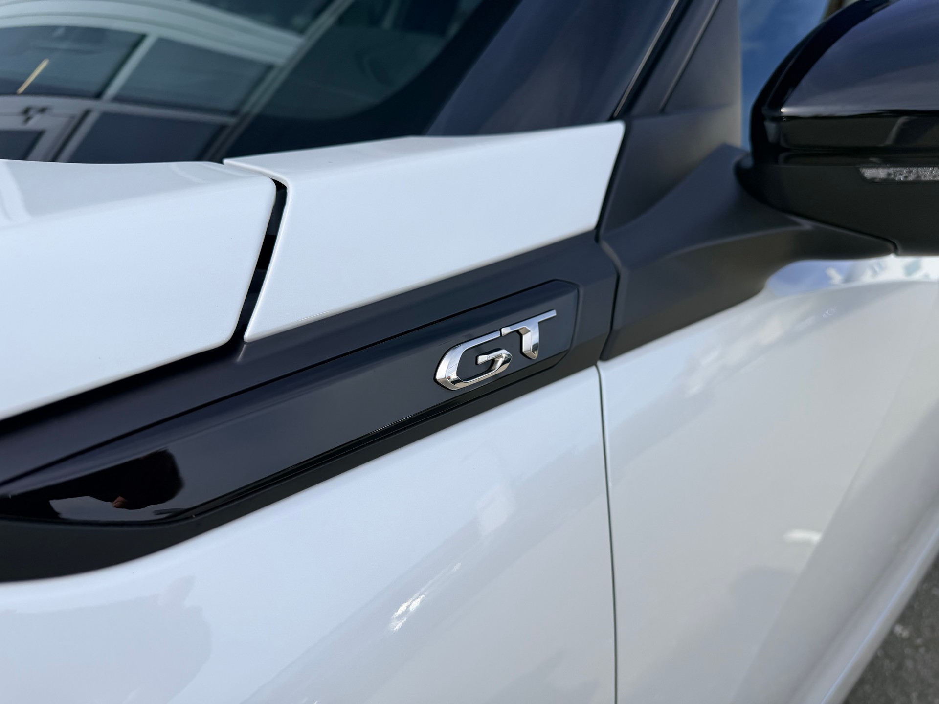 PEUGEOT 2008 1.2 PureTech GT Pack EAT8-image-2