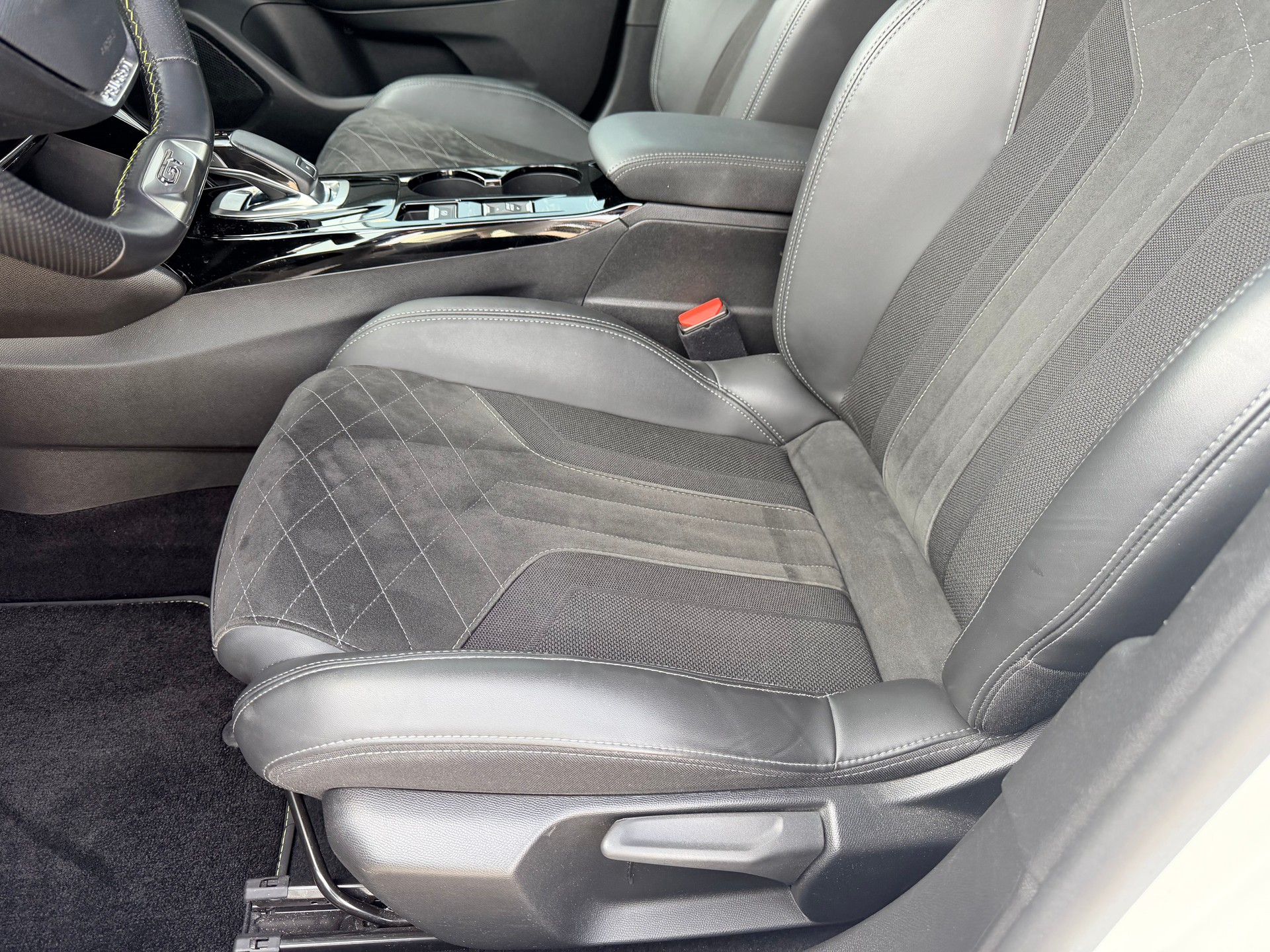 PEUGEOT 2008 1.2 PureTech GT Pack EAT8-image-13
