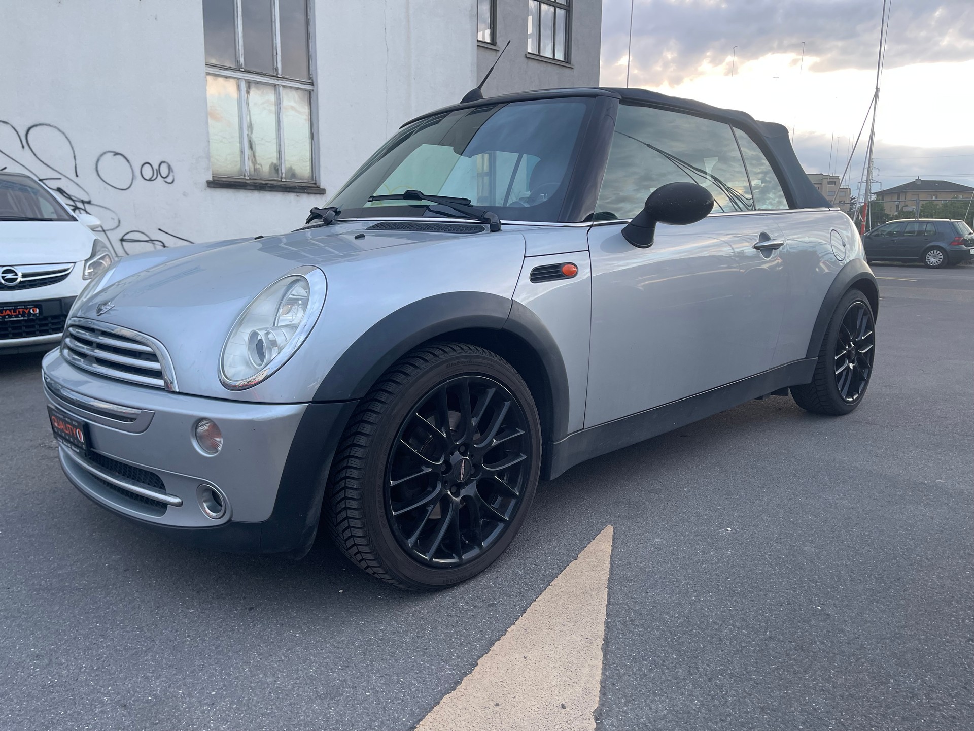 MINI Cooper Cabriolet-image-1