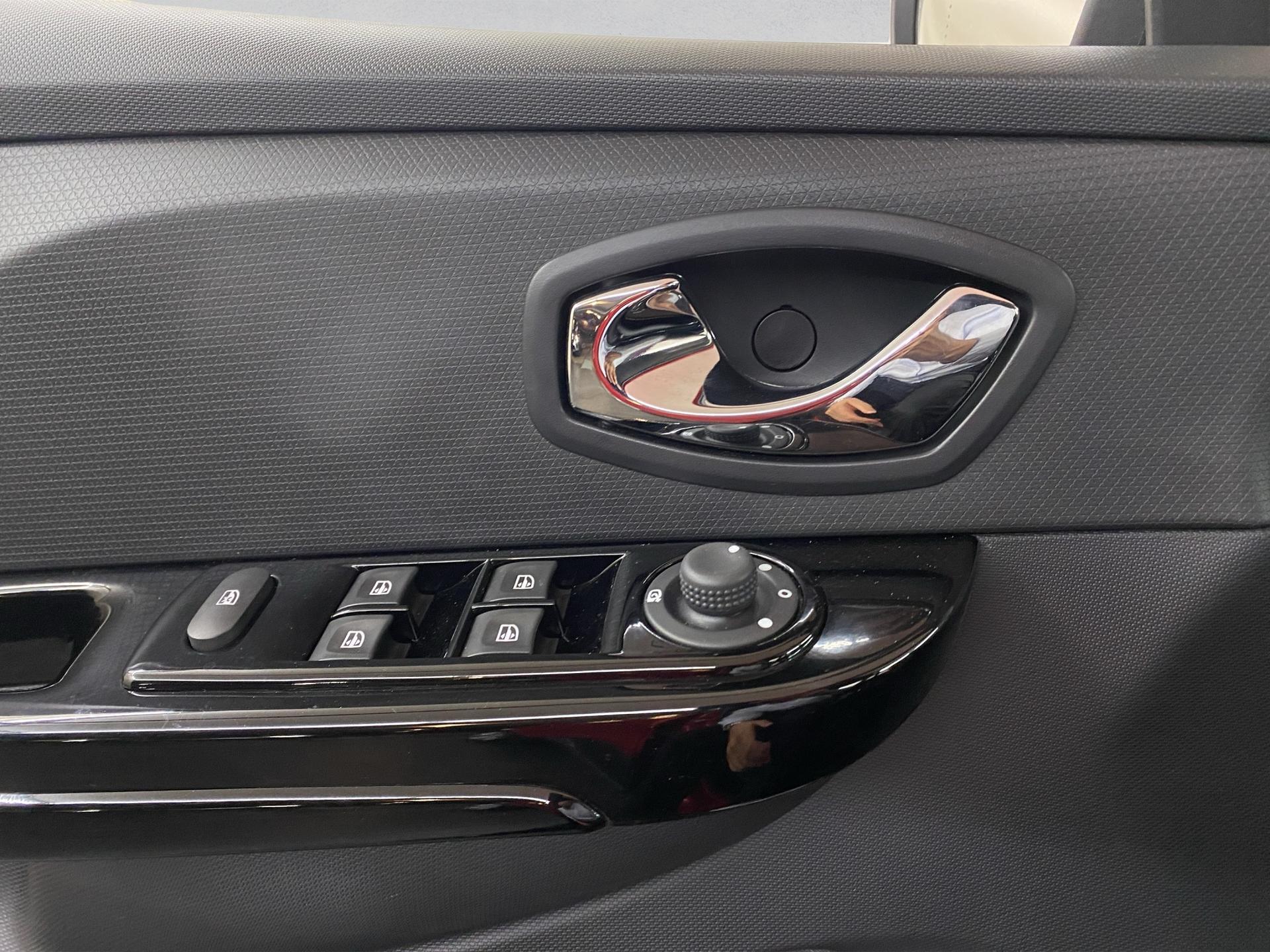 RENAULT Clio 1.2 16V T Intens EDC-image-15