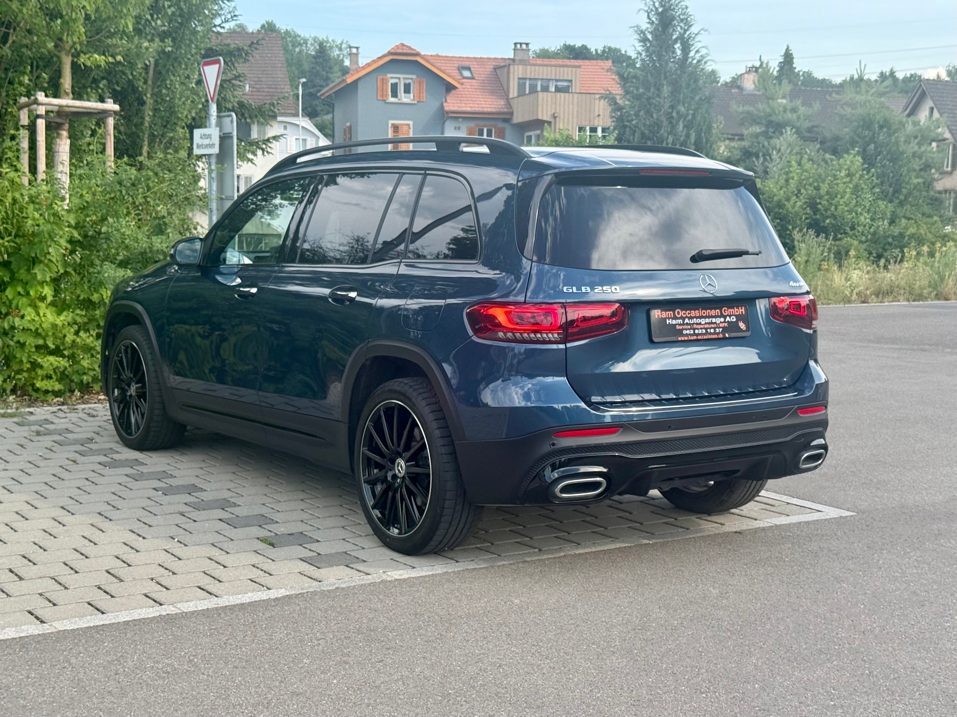 MERCEDES-BENZ GLB 250 AMG Line 4 MATIC 8G-Tronic-image-2