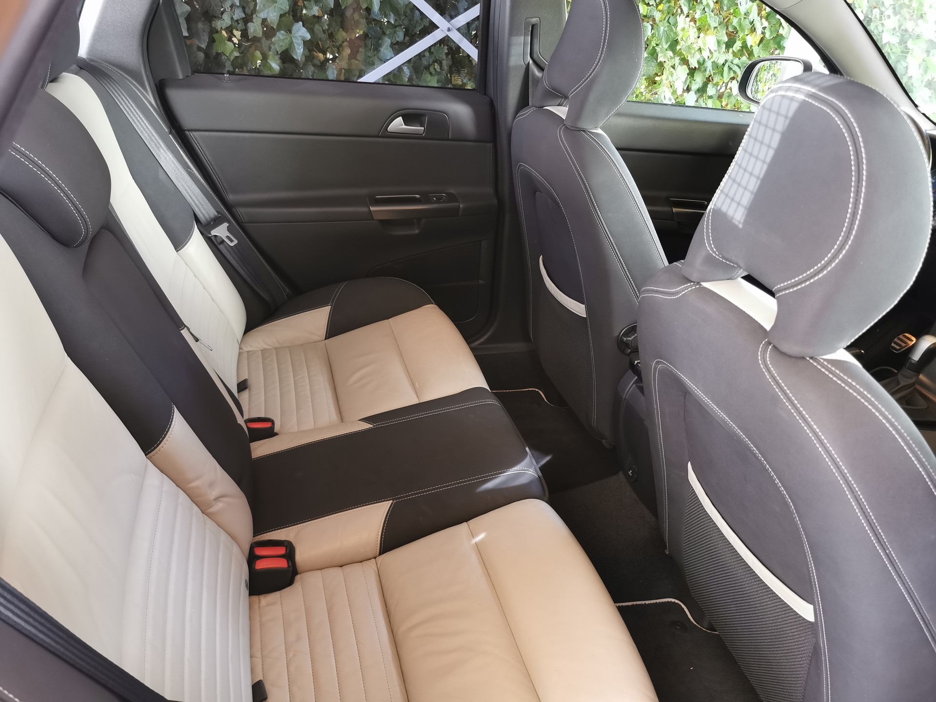 VOLVO V50 T5 Summum R-Design AWD-image-6