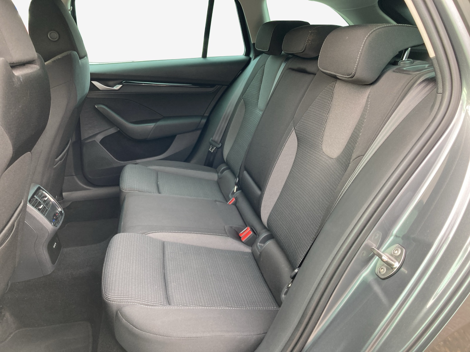 SKODA Octavia Combi 1.5 TSI mHEV DSG Dynamic-image-11