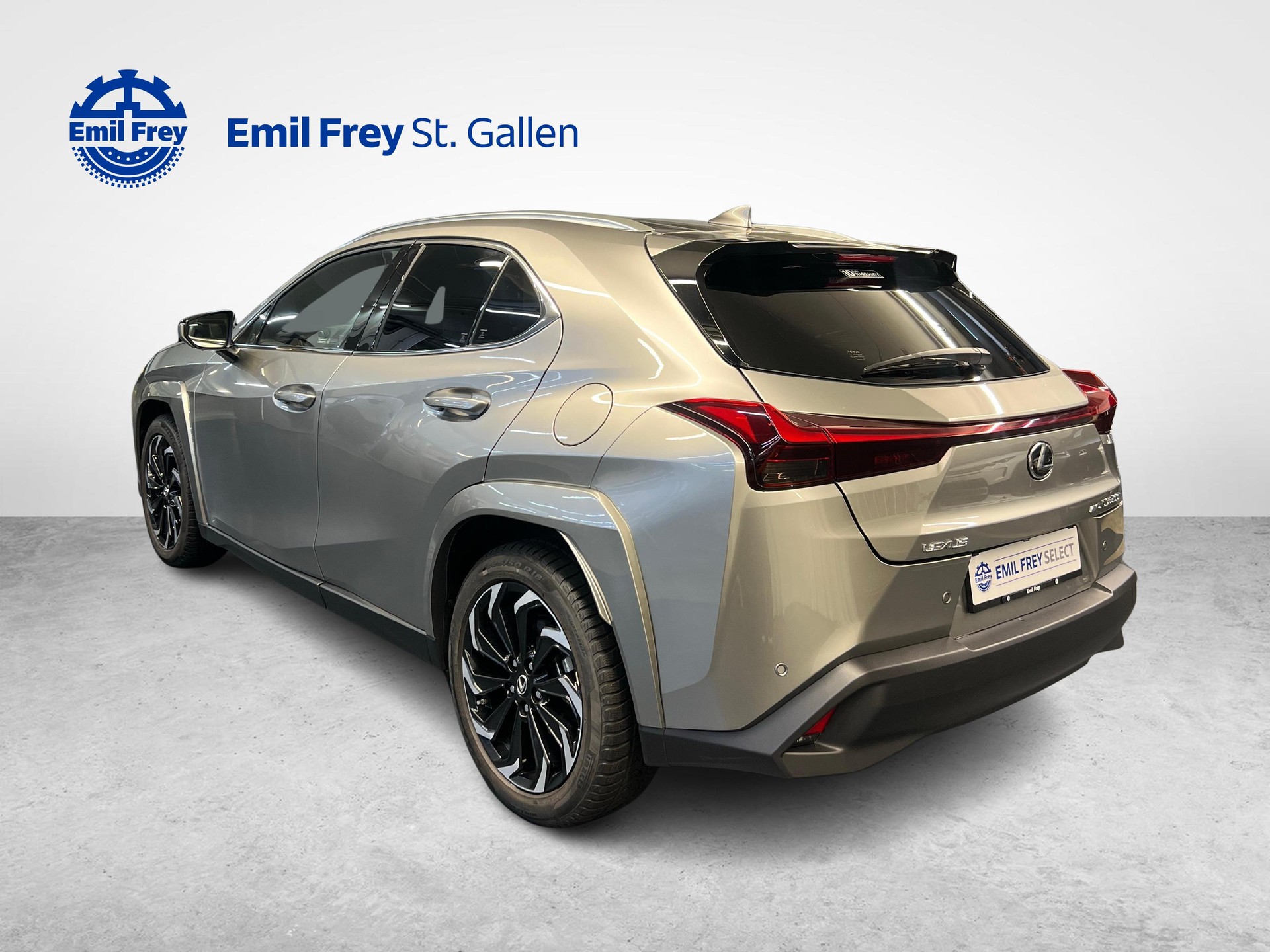 LEXUS UX 300h Excellence-showroom-element-2