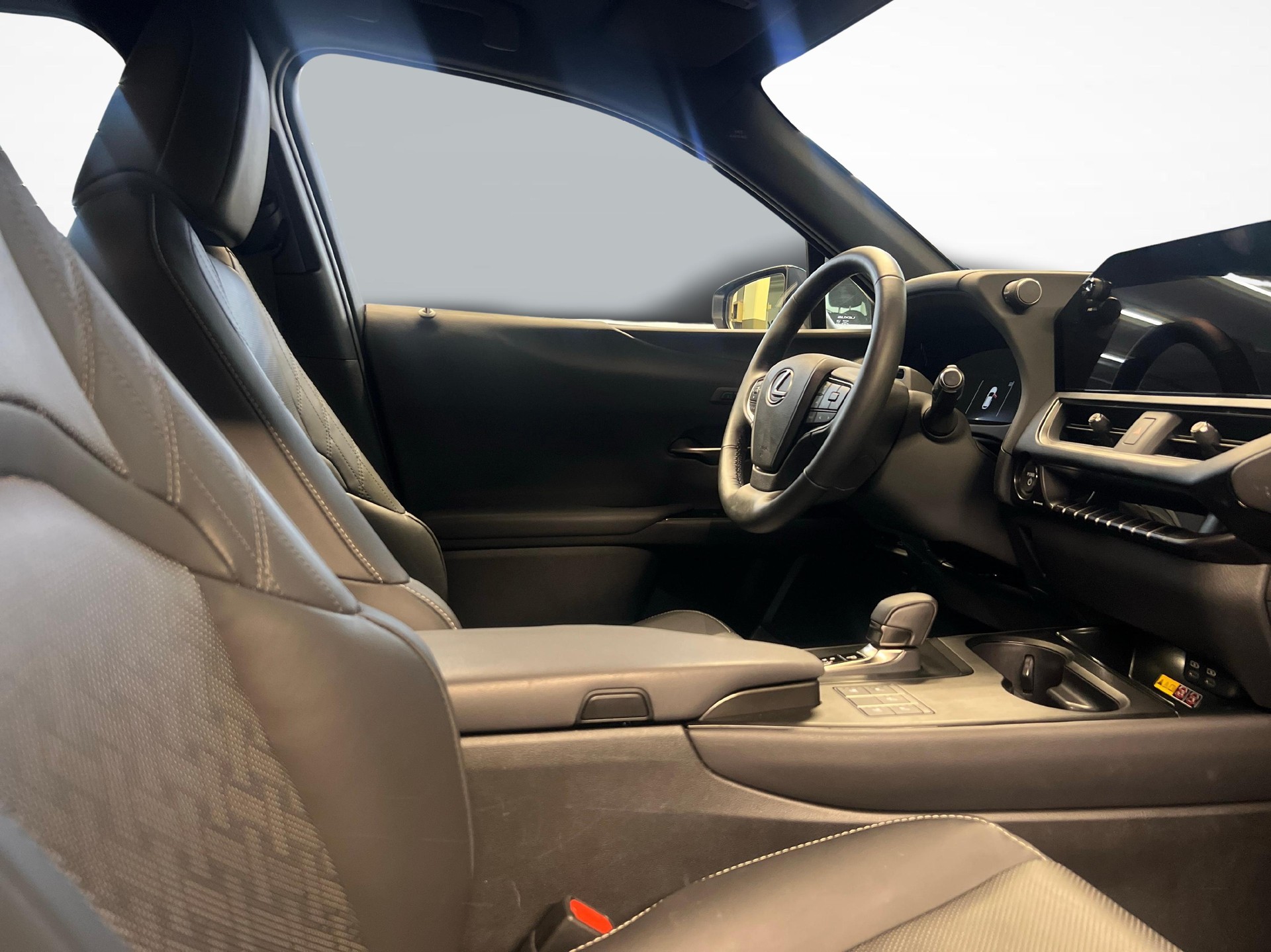 LEXUS UX 300h Excellence-image-9